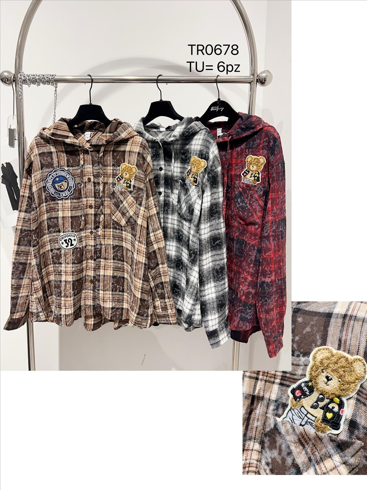 Miss Furs GmbH - MISS FURS Damenmode - Accessoires, Sportswear, Jeans, Tops, Bags | Artikel-Nr. 0678 | Bluse | Kategorie: Bekleidung / Bluse | Angebot: Damenbekleidung, Damen Accessoires, Young Fashion, Sofortprogramme, Orderware | Adresse: Miss Furs GmbH - Breslauer Str. 8 - 41460 Neuss - Tel: 02131-3165333 - info@missfurs.de