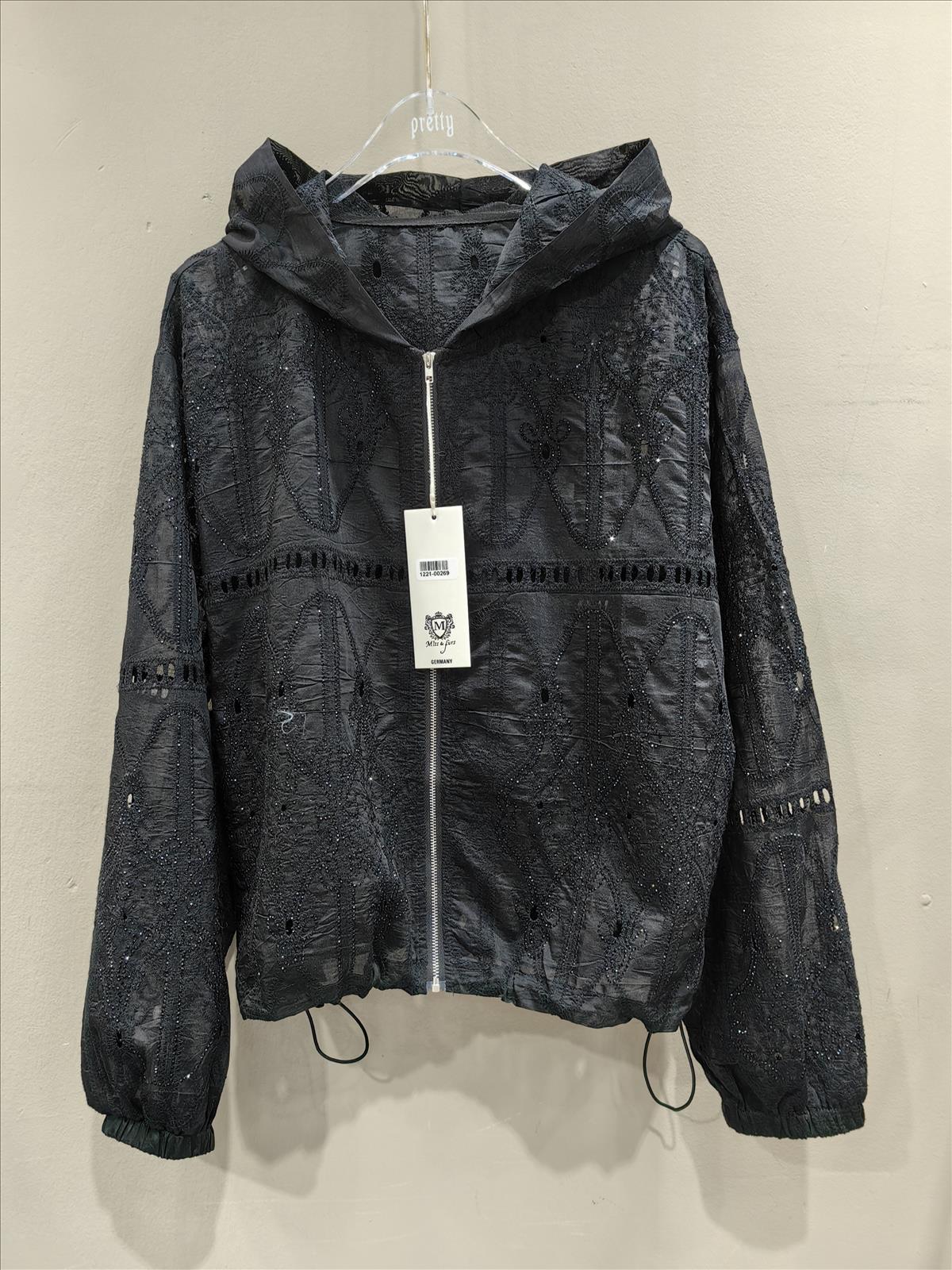 Miss Furs GmbH - MISS FURS Damenmode - Accessoires, Sportswear, Jeans, Tops, Bags | Kategorie: Bekleidung / Bluse | Angebot: Damenbekleidung, Damen Accessoires, Young Fashion, Sofortprogramme, Orderware | Adresse: Miss Furs GmbH - Breslauer Str. 8 - 41460 Neuss - Tel: 02131-3165333 - info@missfurs.de