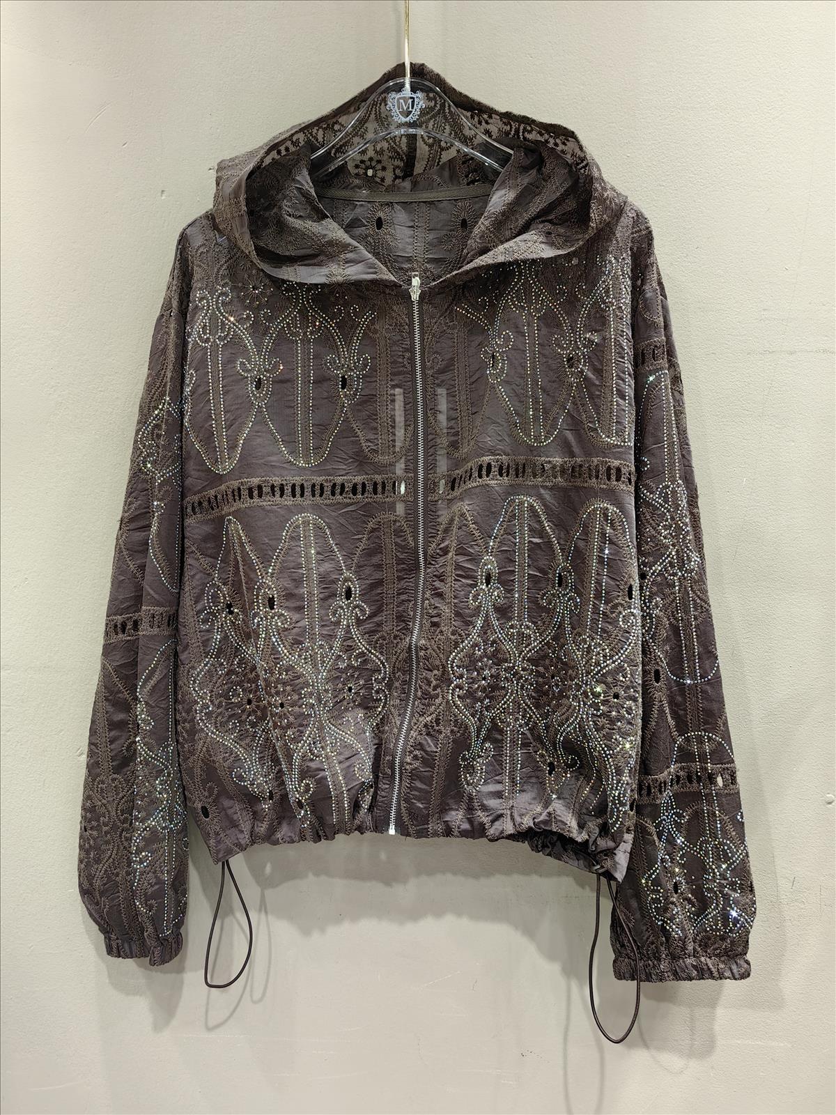 Miss Furs GmbH - MISS FURS Damenmode - Accessoires, Sportswear, Jeans, Tops, Bags | Kategorie: Bekleidung / Bluse | Angebot: Damenbekleidung, Damen Accessoires, Young Fashion, Sofortprogramme, Orderware | Adresse: Miss Furs GmbH - Breslauer Str. 8 - 41460 Neuss - Tel: 02131-3165333 - info@missfurs.de