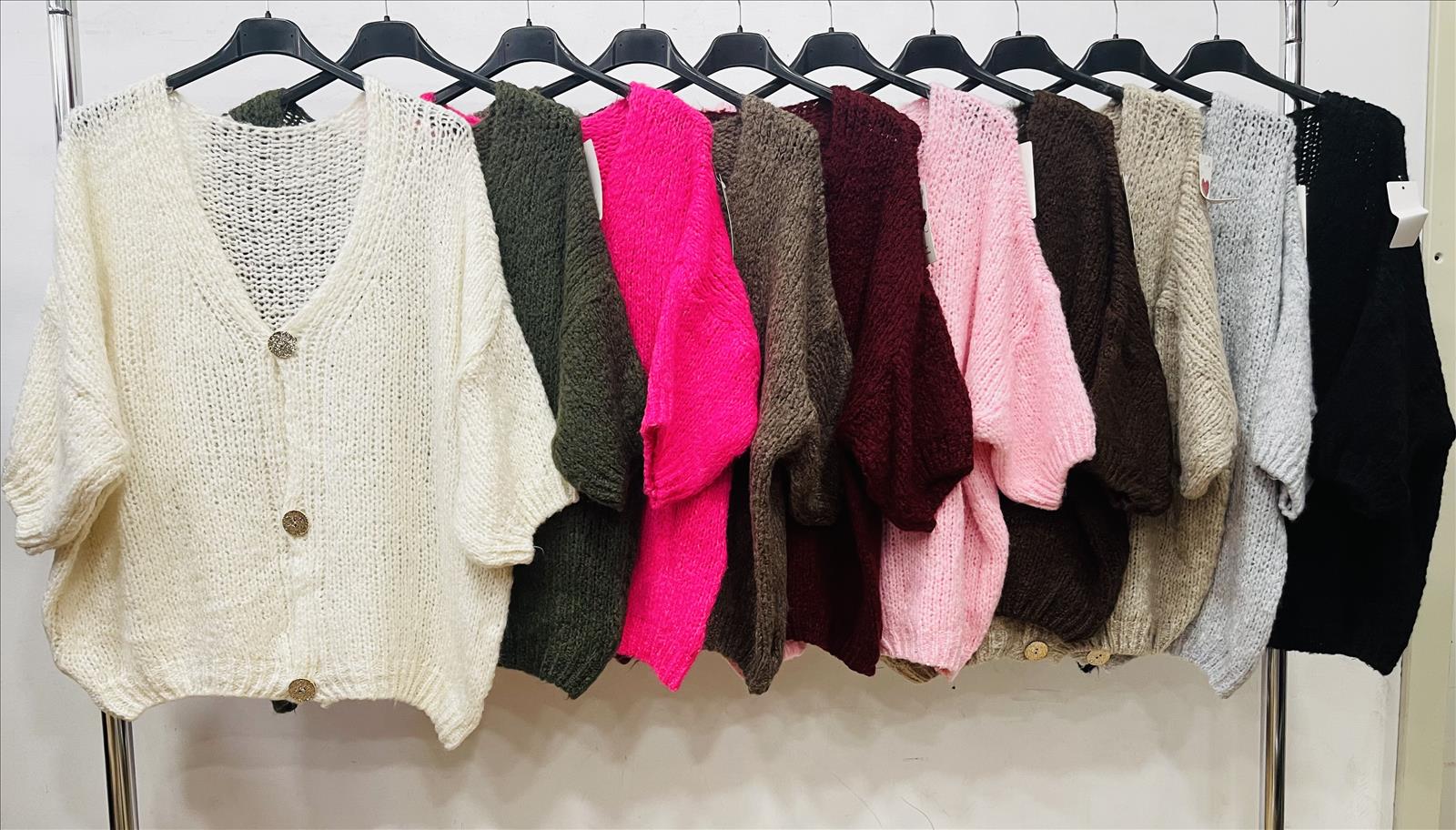 Hier geht's zum Shop von: LIVIA GmbH - DOB - Dreieich | Artikel-Nr. 8444 | pullover | Kategorie: Jacken | Adresse: LIVIA GmbH - Max-Planck-Str. 7 - 63303 Dreieich - Tel: 061032028003 - liviamodagmbh@outlook.com | Angebot: Sofortprogramme, Orderware