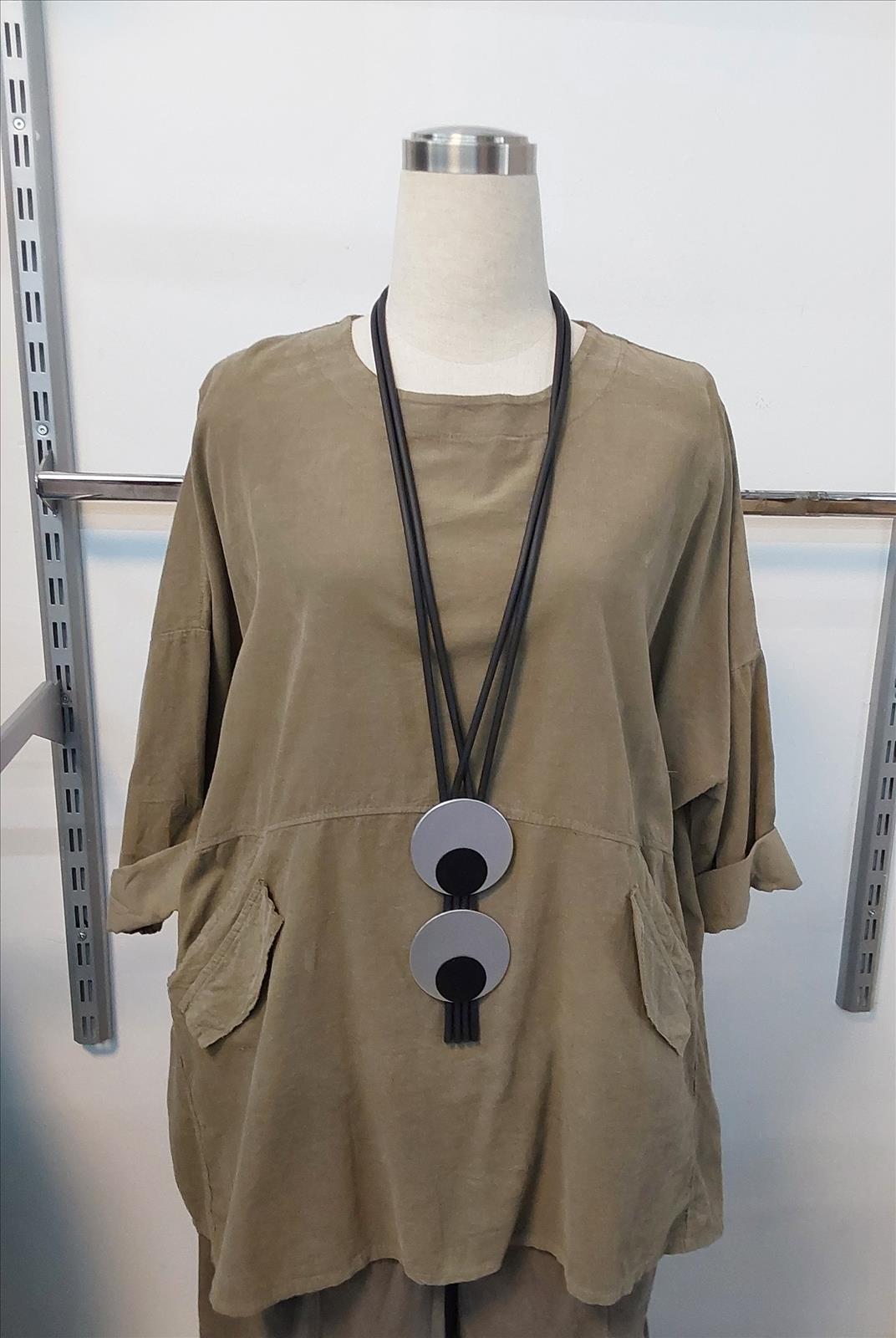 Hier geht's zum Shop von: Khan Mode GmbH - Les Freres, Binich Young Fashion - Shirts, Tuniken, Jacken, Blusen, Westen, Hosen | Artikel-Nr. 85398 | Tunika in Babycord Taschen mit cape Size AA 82cm Länge 88cm | Adresse: Khan Mode GmbH - Breslauerstr 8 - 41460 Neuss - Tel: 02131 167480 - labassmode@hotmail.de | Angebot: Damenbekleidung, Damen Accessoires, Große Größen, Sofortprogramme
