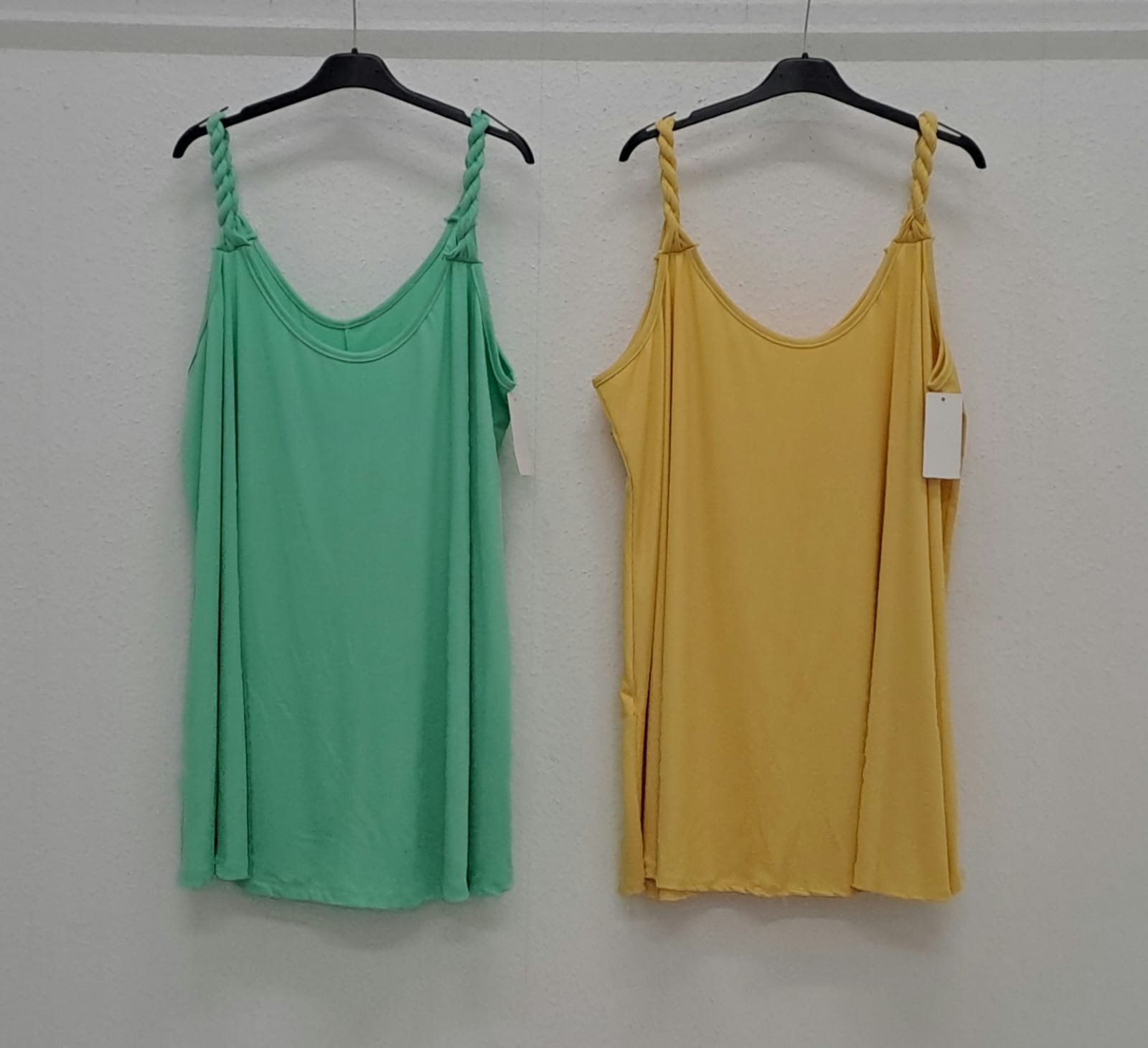 Hier geht's zum Shop von: Catchme UG - DOB - Dreieich | Tops Einheitsgröße | Artikel-Nr. GR-24911 | GR-24911 | Brustweite 75Lange 85 | Kategorie: Bekleidung (Ab grose 44) / Oberteil | Adresse: Catchme UG - Otto-Hahn Str. 24 - 63303 Dreieich - Tel: +49 (0)6103 – 39891 10 - grossartig9@gmail.com | Angebot: Sofortprogramme, Orderware