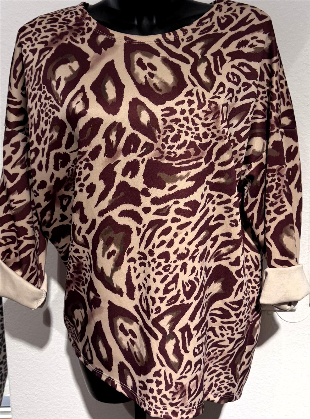 Hier geht's zum Shop von: LB new fashion GmbH & Co KG - DOB, Accessoires, Young Fashion, Big Sizes - Eschborn | Sweatshirt Print all over | Artikel-Nr. 21519 | Sweatshirt mit all over Print 50% Viscose, 45% Polyester, 5% Elasthan | Kategorie: Sweatshirt | Adresse: LB new fashion GmbH & Co KG - Kölner Str. 1 - 65760 Eschborn - Tel: 06196/7730740 - lbfashion24@gmail.com | Angebot: Sofortprogramme, Orderware