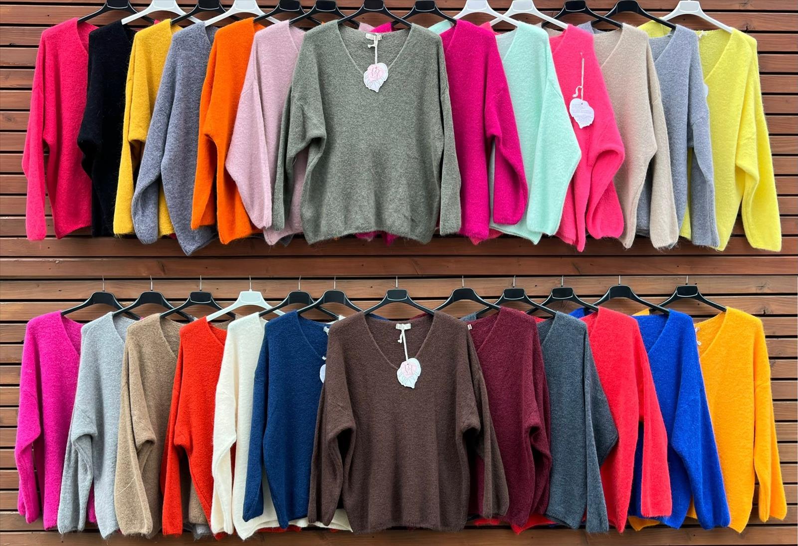 Sarah GmbH - DOB aus Italien | Pullover | Artikel-Nr. 77 | Angebot: Damenbekleidung, Damen Accessoires, Große Größen, Young Fashion, Sofortprogramme, Orderware | Adresse: Sarah GmbH - Otto-Hahn-Straße 1 - 63303 Dreieich - Tel: 061039603444 - sarah-aktuell@t-online.de