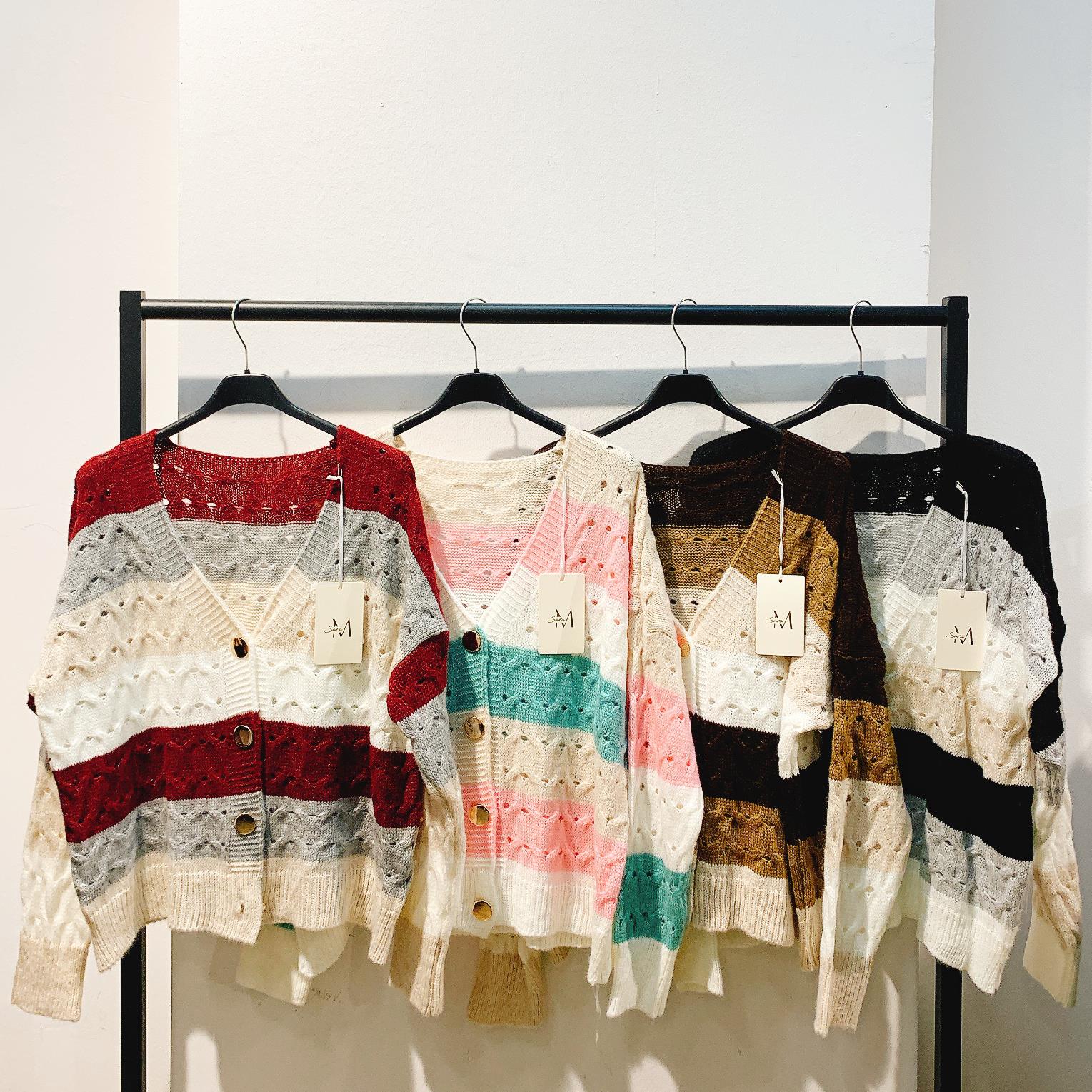 CAS CARA by Cherry´s GmbH - Damenbekleidung Pronto Moda | Artikel-Nr. JY-8970 | STRICKJACKEN | 80% ACRYL20% NYLON | Kategorie: STRICKWAREN / STRICKJACKEN | Angebot: Damenbekleidung, Young Fashion, Sofortprogramme, Orderware | Adresse: Cherry´s GmbH - Breslauer Str. 1 - 41460 Neuss - Tel: 021313843120 - cherrysgmbh@gmail.com
