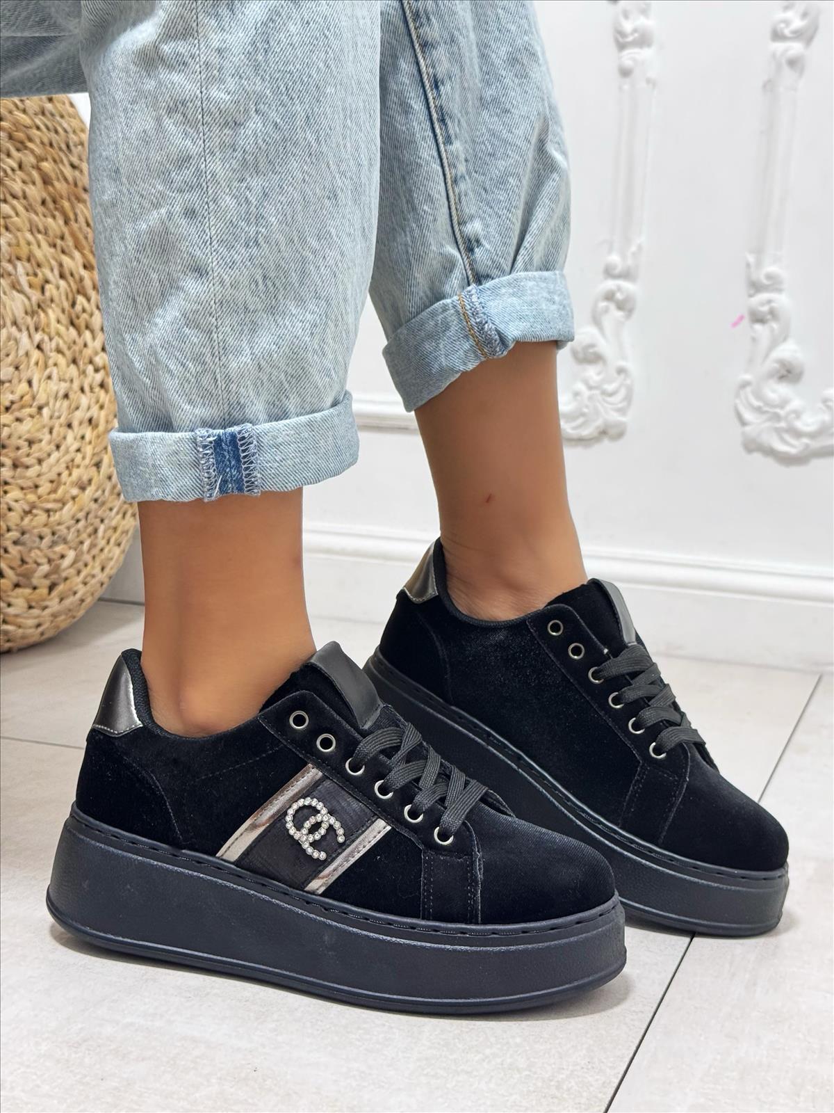 Ala Mode Fashion-DOB;Accessoires;Leather Wear; Young Fashion - Neuss | Kategorie: Schuhe / Sneakers (6 Paare) | Angebot: Sofortprogramme, Orderware | Adresse: Ala Mode Fashion - Breslauerstr. 8 Raum 113 - 41460 neuss - Tel: 021312091616 - ala-mode@web.de