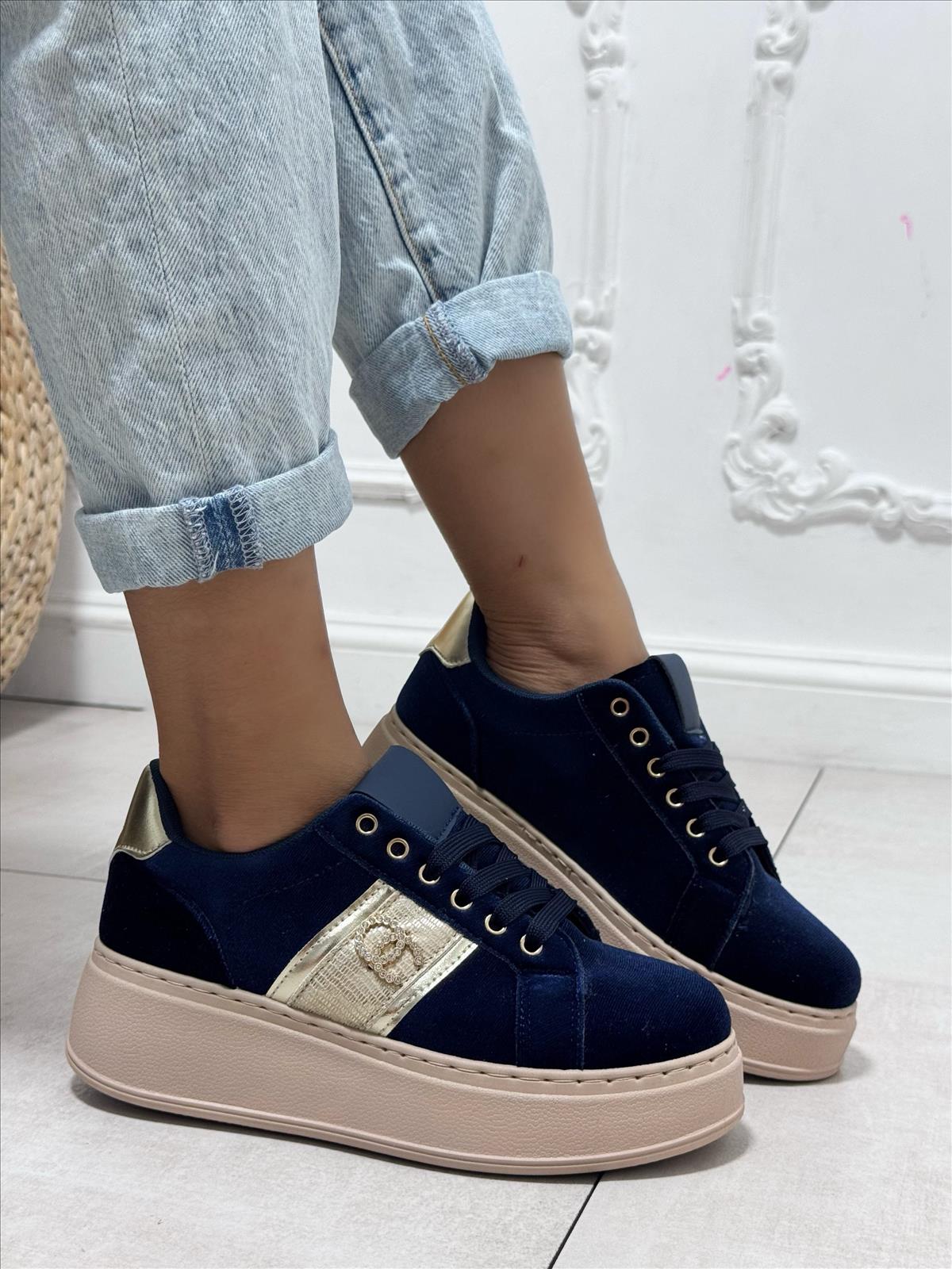 Ala Mode Fashion-DOB;Accessoires;Leather Wear; Young Fashion - Neuss | Kategorie: Schuhe / Sneakers (6 Paare) | Angebot: Sofortprogramme, Orderware | Adresse: Ala Mode Fashion - Breslauerstr. 8 Raum 113 - 41460 neuss - Tel: 021312091616 - ala-mode@web.de