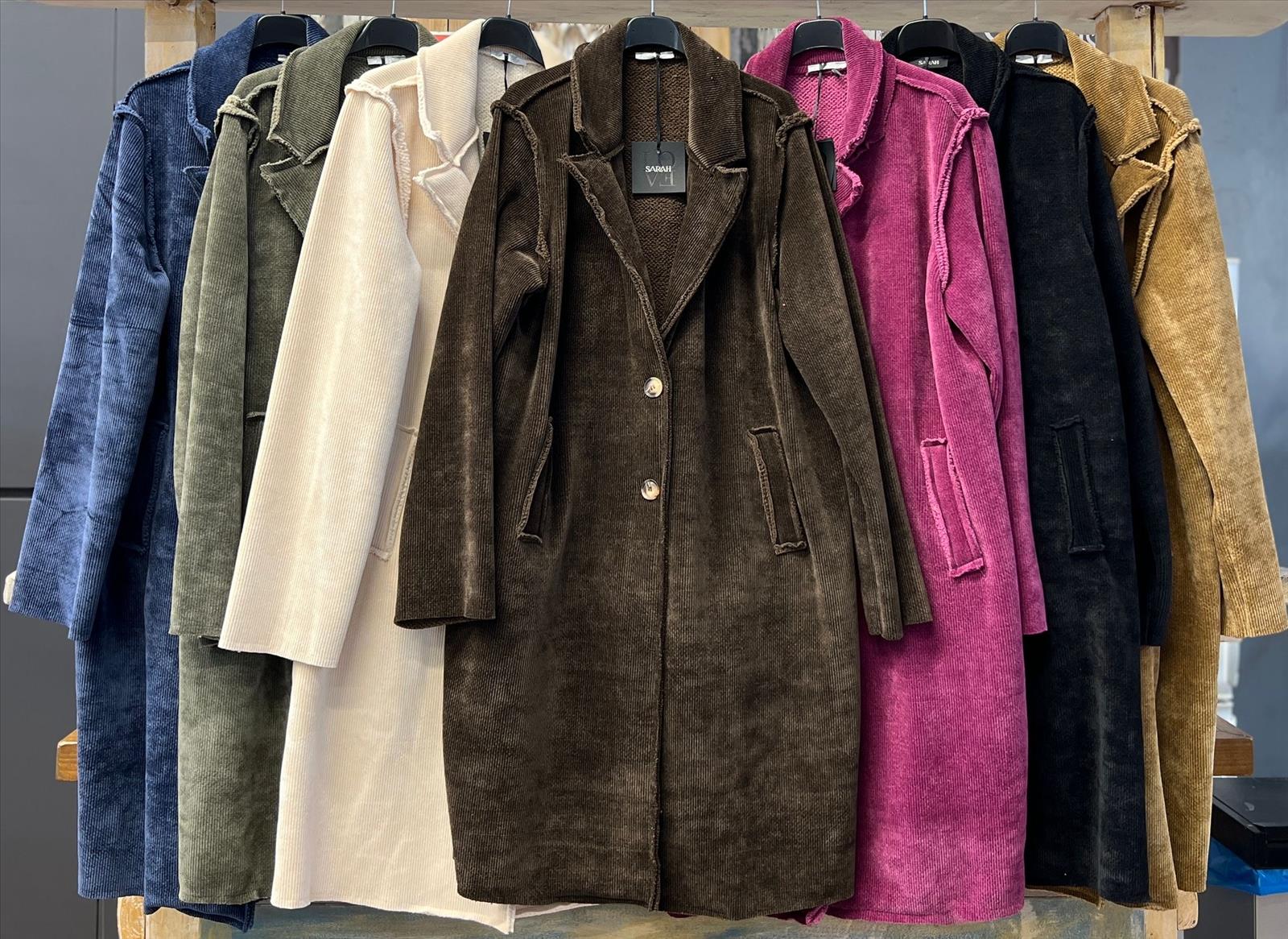 Sarah GmbH - DOB aus Italien | Mantel | Artikel-Nr. 969 | Angebot: Damenbekleidung, Damen Accessoires, Große Größen, Young Fashion, Sofortprogramme, Orderware | Adresse: Sarah GmbH - Otto-Hahn-Straße 1 - 63303 Dreieich - Tel: 061039603444 - sarah-aktuell@t-online.de