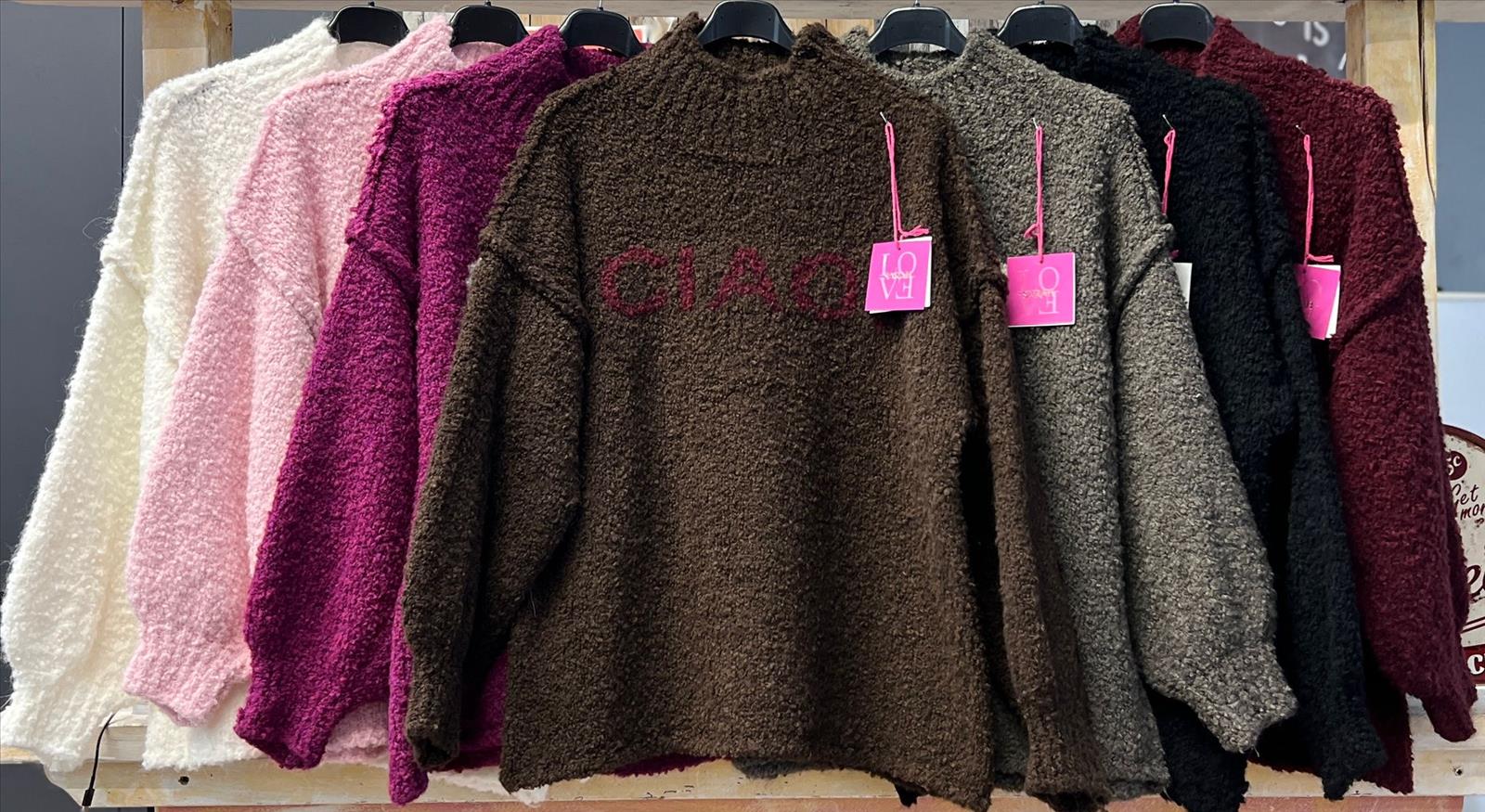 Sarah GmbH - DOB aus Italien | Pullover | Artikel-Nr. 971 | Angebot: Damenbekleidung, Damen Accessoires, Große Größen, Young Fashion, Sofortprogramme, Orderware | Adresse: Sarah GmbH - Otto-Hahn-Straße 1 - 63303 Dreieich - Tel: 061039603444 - sarah-aktuell@t-online.de