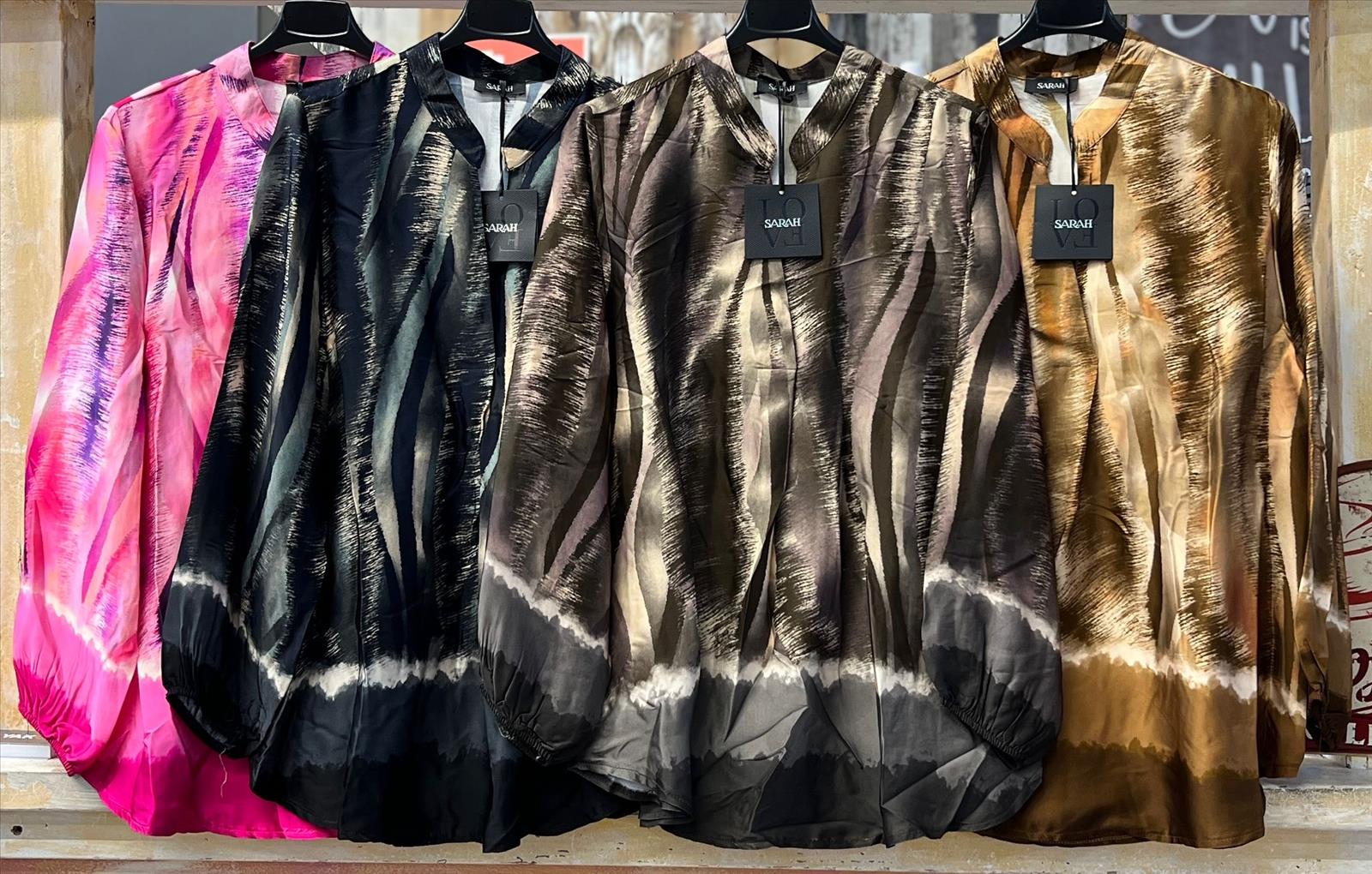 Sarah GmbH - DOB aus Italien | Bluse | Artikel-Nr. 983 | Angebot: Damenbekleidung, Damen Accessoires, Große Größen, Young Fashion, Sofortprogramme, Orderware | Adresse: Sarah GmbH - Otto-Hahn-Straße 1 - 63303 Dreieich - Tel: 061039603444 - sarah-aktuell@t-online.de