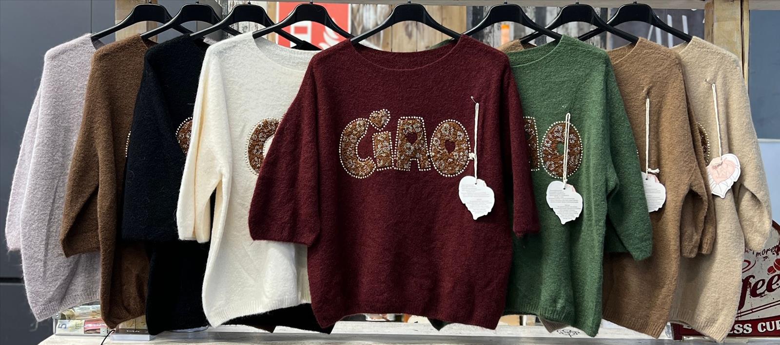 Sarah GmbH - DOB aus Italien | Oberteil | Artikel-Nr. 985 | Angebot: Damenbekleidung, Damen Accessoires, Große Größen, Young Fashion, Sofortprogramme, Orderware | Adresse: Sarah GmbH - Otto-Hahn-Straße 1 - 63303 Dreieich - Tel: 061039603444 - sarah-aktuell@t-online.de