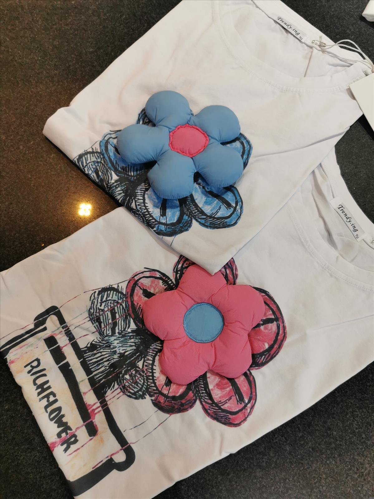 Hier geht's zum Shop von: Miss Furs GmbH - MISS FURS Damenmode - Accessoires, Sportswear, Jeans, Tops, Bags | Artikel-Nr. 23939 | T-Shirt | Kategorie: Bekleidung / T-Shirt | Adresse: Miss Furs GmbH - Breslauer Str. 8 - 41460 Neuss - Tel: 02131-3165333 - info@missfurs.de | Angebot: Damenbekleidung, Damen Accessoires, Young Fashion, Sofortprogramme, Orderware
