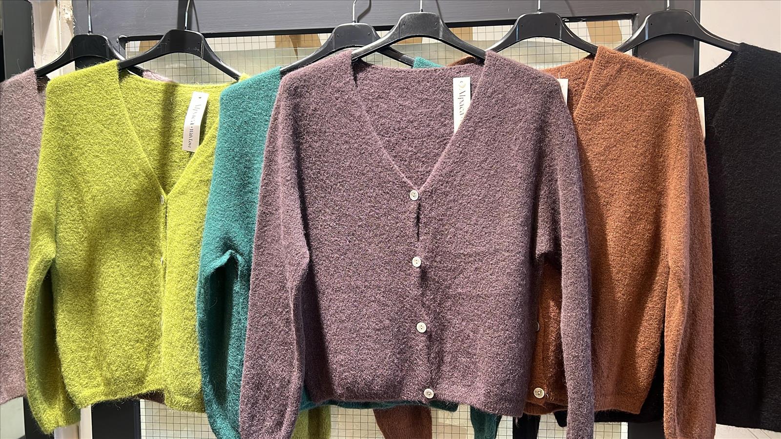 TrendHubb - DOB - Hamburg | Artikel-Nr. Cardigan with V-Neck | Cardigan with Buttons in diffrent Colors Fabric 30% Baby Alpaca, 44% Ecrylic, 23% Linen | Kategorie: Autumn | Angebot: Sofortprogramme, Orderware | Adresse: TrendHubb - Modering 3 - 22457 Hamburg - Tel: 017680504417 - trendhubb@outlook.com