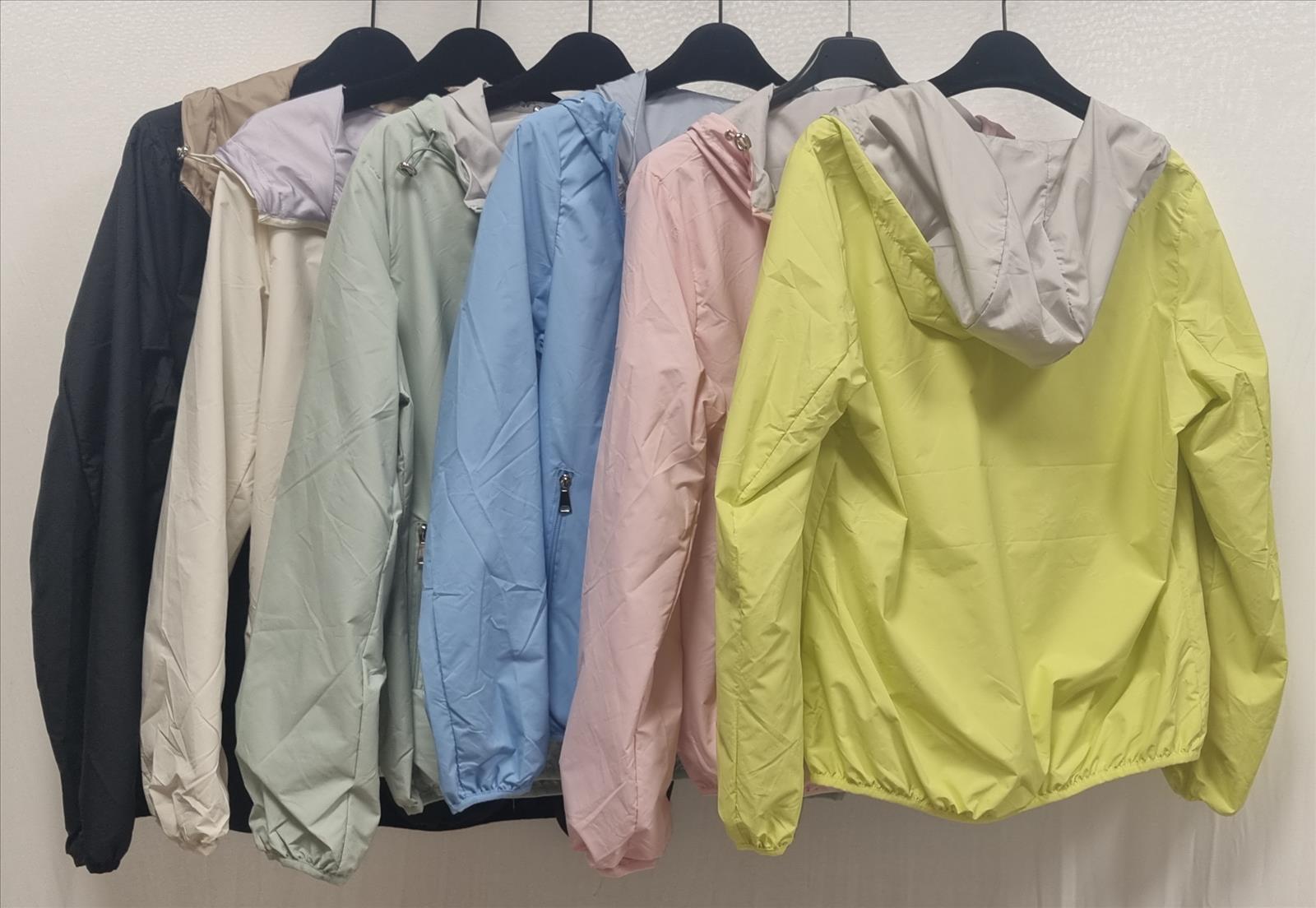 Hier geht's zum Shop von: Macco Moda GmbH Le Bonbon - DOB - Neuss | Kategorie: Jacken | Adresse: Macco Moda GmbH - Le Bonbon - Anton-Kux-Str. 2 B201 - 41460 Neuss - Tel: +49 17680315577 - maccomoda@outlook.com | Angebot: Damenbekleidung, Damen Accessoires, Herren Accessoires, Große Größen, Young Fashion, Sofortprogramme, Orderware