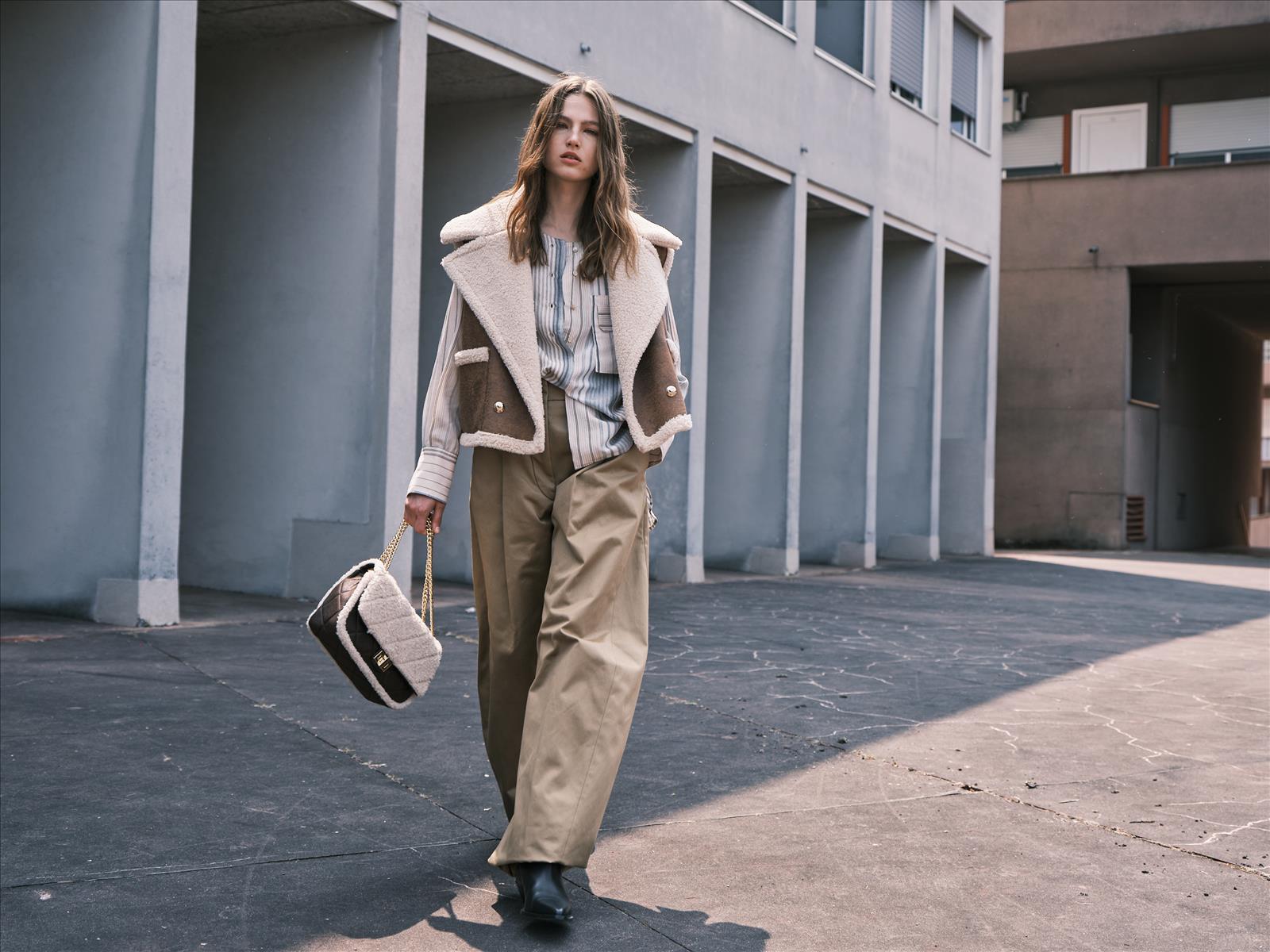Hier geht's zum Shop von: E-Vitale Shoes - BIONDINI Großhandel Wholesale - hochwertige italienische Schuhe direkt ab Fabrik | Artikel-Nr. AMY-GE091 ved | Weste (LOT) 2 Stk | 100% POLYESTERE | Kategorie: Damenbekleidung / Weste (LOT) | Adresse: E-VITALE SHOES - Raum 114 - Breslauer Str. 8 - 41460 Neuss - Tel: 02131/3868532 - service@evitale-shoes.eu | Angebot: Damenbekleidung, Damen Accessoires, Herren Accessoires, Schuhe, Young Fashion, Leather Wear, Sofortprogramme, Orderware