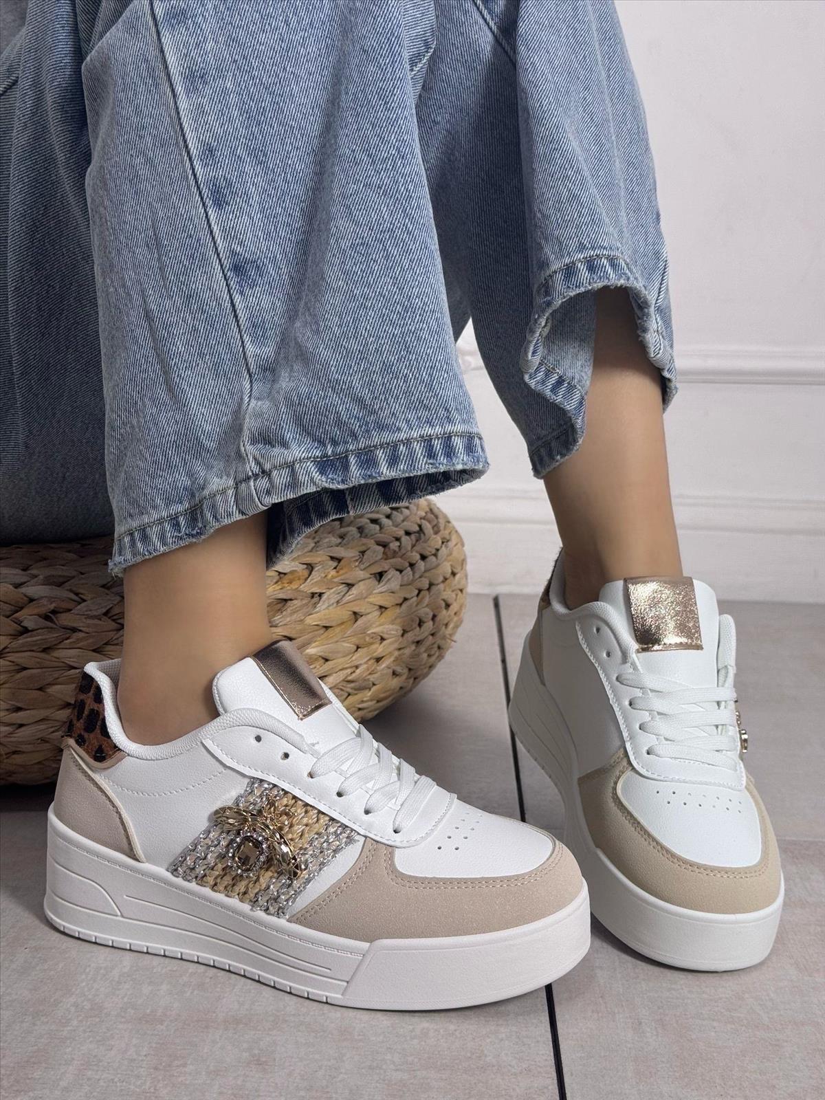 Hier geht's zum Shop von: Ala Mode Fashion-DOB;Accessoires;Leather Wear; Young Fashion - Neuss | Kategorie: Schuhe / Sneakers (Lot) | Adresse: Ala Mode Fashion - Breslauerstr. 8 Raum 113 - 41460 neuss - Tel: 021312091616 - ala-mode@web.de | Angebot: Sofortprogramme, Orderware