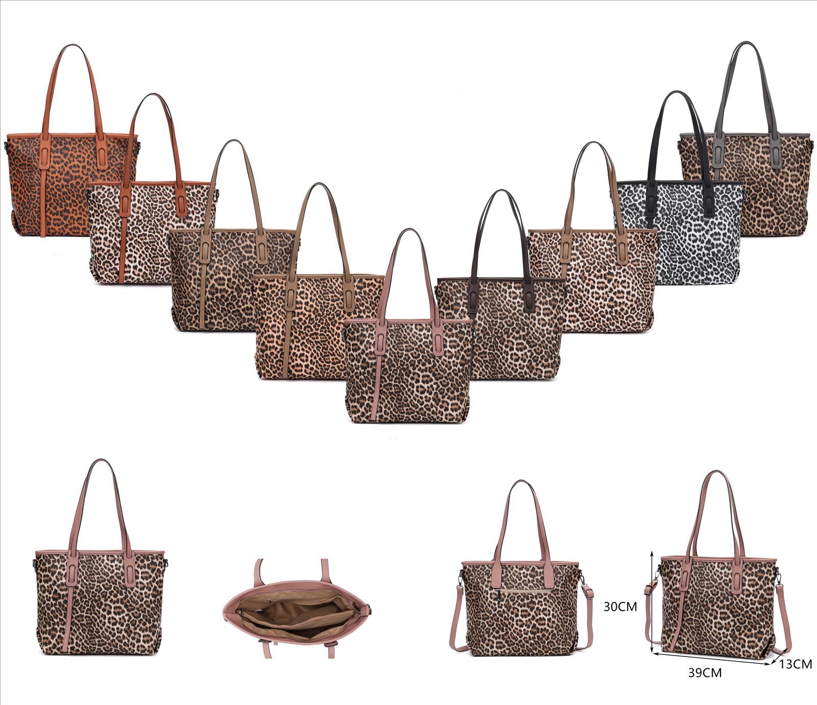 Hier geht's zum Shop von: Skyflame GmbH - Damen u. Herrenaccessoires, Taschen, Lederwaren | Artikel-Nr. HH6759 | Tasche | -Artikelnummer HH6759 -ca. 39x30x13 cm -100% PU -mit Reißverschluss -Innen: 2x Steckfach, 1x RV Mittelfach und 1x RV Rückfach -Auf der Rückseite 1x RV Fach -mit Schultergurt / verstellbar / wechselbar | Kategorie: Taschen | Adresse: Skyflame GmbH - Anton-Kux-Str.2 - 41460 Neuss - Tel: 021313168808 - info.skyflame@gmail.com | Angebot: Damen Accessoires, Herren Accessoires, Beach Wear, Große Größen, Kinder & Teens, Young Fashion, Landhausmode, Leather Wear, Sofortprogramme, Orderware