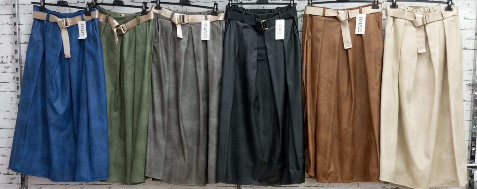 LaCasa GmbH - Großhandel Damenmode - Übergrößen DOB AA70-AA90, Übergrößen Hosen bis 58, Italia Mode | Artikel-Nr. 37865 | Leder- Rock | 16% Viscose 19%poliammide 5%Elastan | Angebot: Damenbekleidung, Herrenbekleidung, Große Größen, Young Fashion, Leather Wear, Sofortprogramme, Orderware | Adresse: La Casa GmbH - Gelsenkirchener Str. 122 - 44649 Herne - Tel: 02131-3837077 - lacasapic@gmail.com