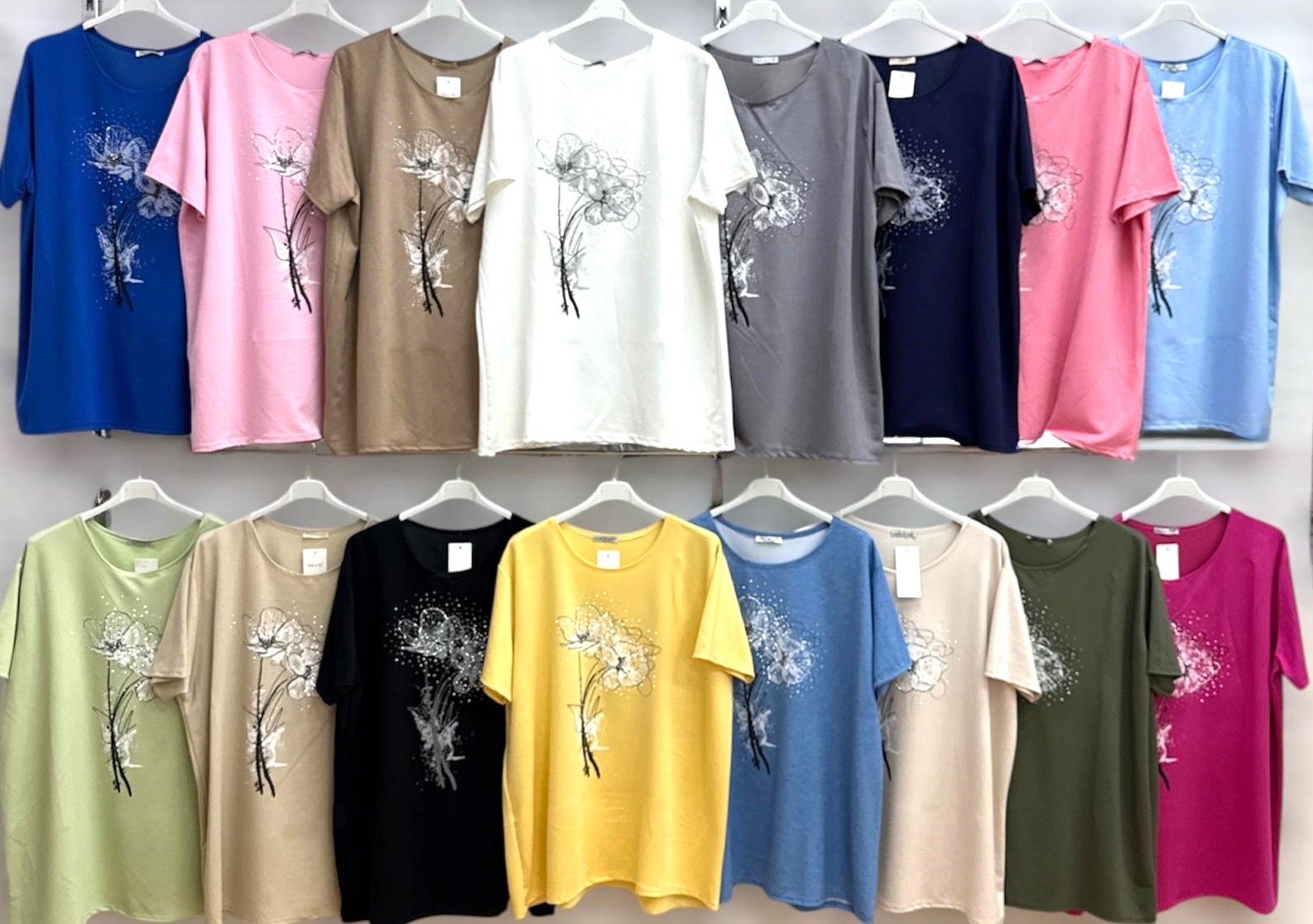 LaCasa GmbH - Großhandel Damenmode - Übergrößen DOB AA70-AA90, Übergrößen Hosen bis 58, Italia Mode | Artikel-Nr. 25158 | T- Shirt Blumen2 | 100% viscose | Angebot: Damenbekleidung, Herrenbekleidung, Große Größen, Young Fashion, Leather Wear, Sofortprogramme, Orderware | Adresse: La Casa GmbH - Gelsenkirchener Str. 122 - 44649 Herne - Tel: 02131-3837077 - lacasapic@gmail.com