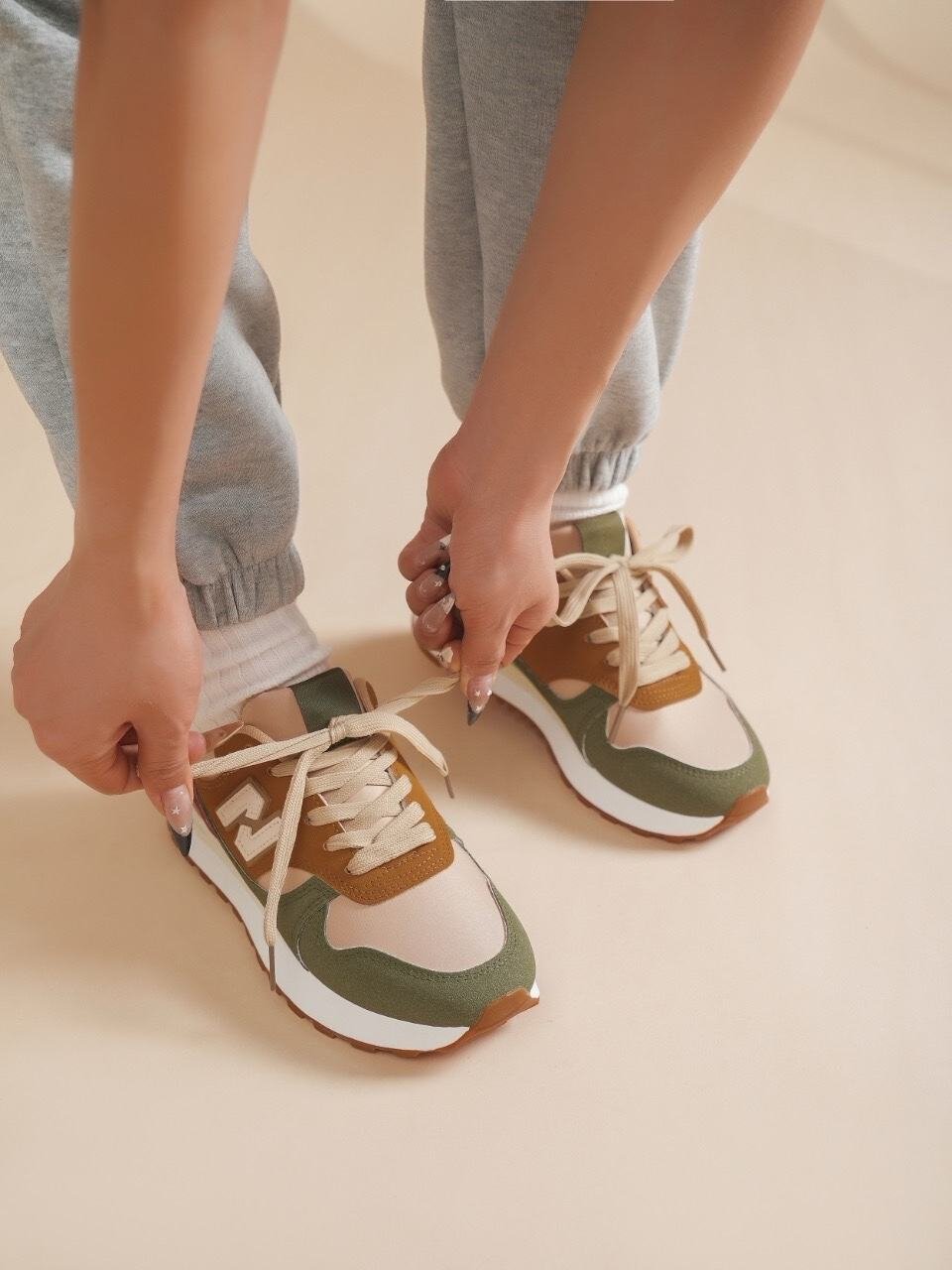 Lujah Shoes (Schuhgrosshandel) | Artikel-Nr. 24069 | Sneakers/GOW | Kategorie: Freizeitschuhe/Sneakers | Angebot: Schuhe, Große Größen, Kinder & Teens, Young Fashion, Leather Wear | Adresse: Lujah Shoes - Doesburgstraat 5 - 5651BD Eindhoven - Tel: 0031642235368 - lujah-schuh@hotmail.com