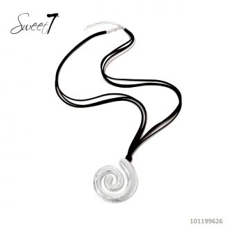 Sunny Mode GmbH - Junge Mode aus Paris | Kette Sweet7 | Artikel-Nr. 101199626 | Diese modische Halskette von Sweet7 besticht durch ihr auffälliges Spiral-Anhänger-Design in Silberoptik. Das mehrreihige schwarze Band sorgt für einen modernen Kontrast und macht die Kette zu einem echten Statement-Piece. | Kategorie: Schmuck / Ketten | Angebot: Damenbekleidung, Damen Accessoires, Große Größen, Young Fashion, Sofortprogramme | Adresse: Sunny Mode GmbH - Kölner Str. 1 - 65760 Eschborn - Tel: 06196 483138 - info@sunnymode.de