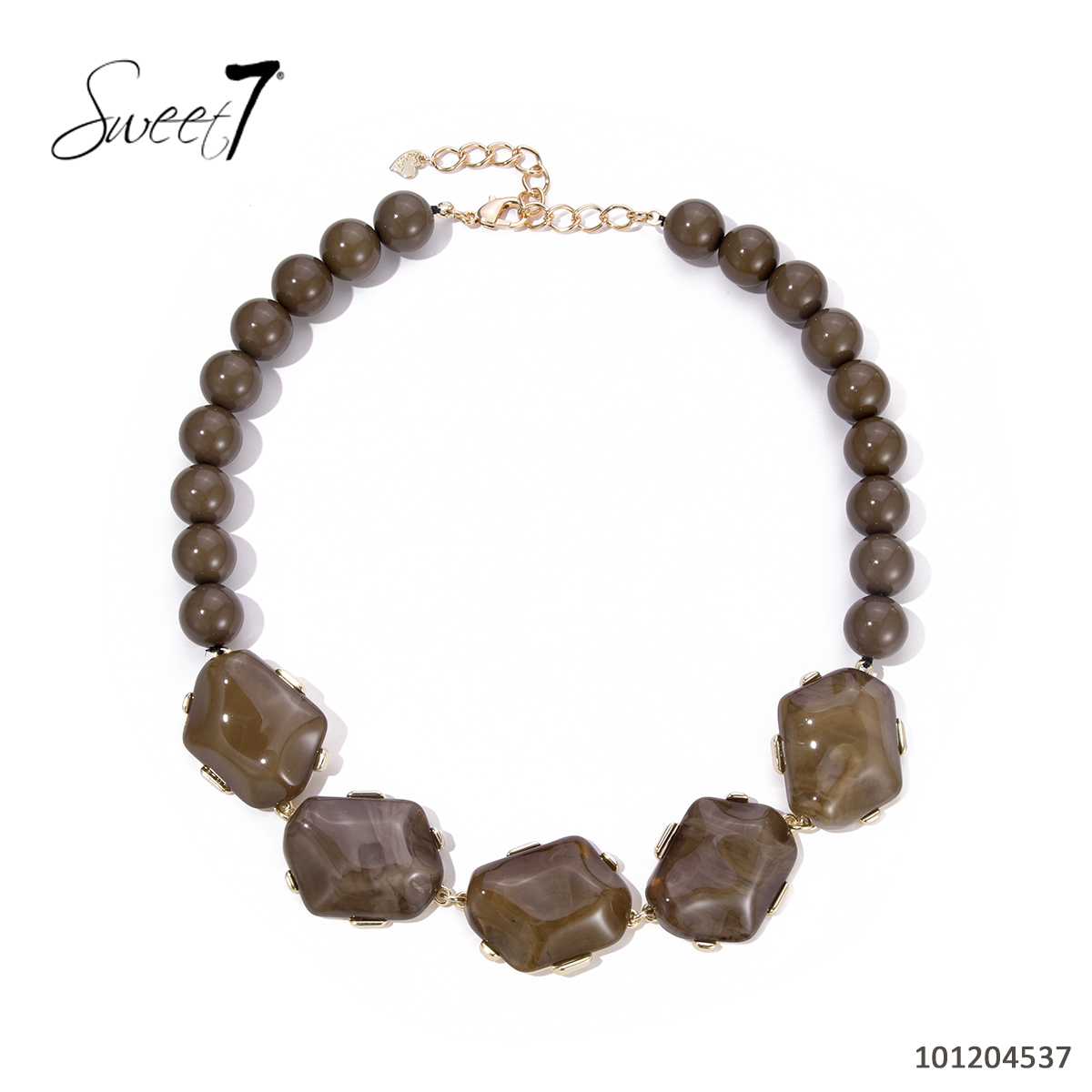 Sunny Mode GmbH - Junge Mode aus Paris | Kette Sweet7 | Artikel-Nr. 101204537 | Diese Halskette von Sweet7 kombiniert große, braune Kugelperlen mit fünf markanten, facettierten Steinelementen. Ihr ausdrucksstarkes Design verleiht jedem Outfit einen eleganten und modernen Akzent. | Kategorie: Schmuck / Ketten | Angebot: Damenbekleidung, Damen Accessoires, Große Größen, Young Fashion, Sofortprogramme | Adresse: Sunny Mode GmbH - Kölner Str. 1 - 65760 Eschborn - Tel: 06196 483138 - info@sunnymode.de