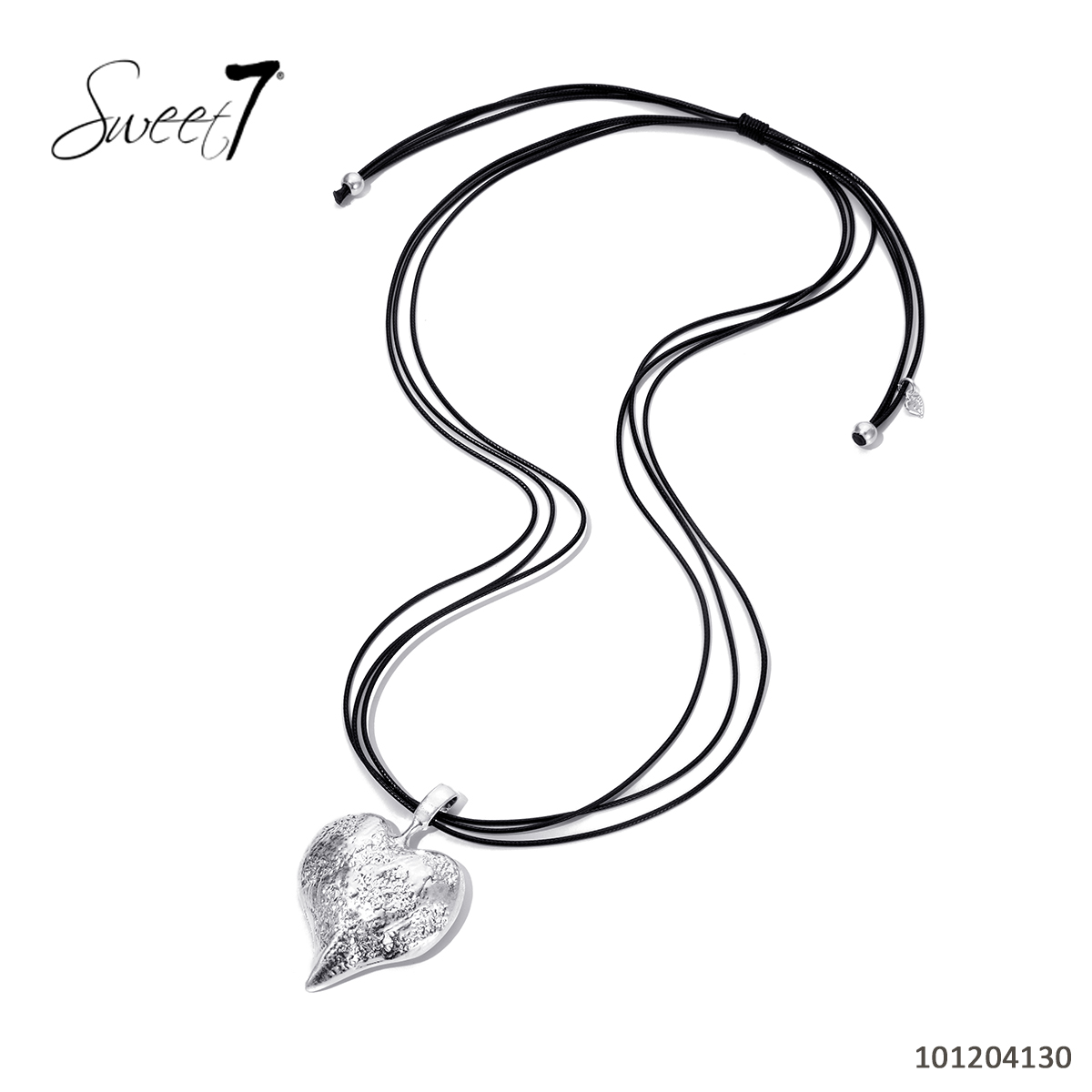 Sunny Mode GmbH - Junge Mode aus Paris | Kette Sweet7 | Artikel-Nr. 101204130 | Diese Halskette von Sweet7 kombiniert ein schwarzes, mehrreihiges Band mit einem markanten silberfarbenen Herzanhänger. Durch die strukturierte Oberfläche des Anhängers entsteht ein moderner und zugleich eleganter Look. | Kategorie: Schmuck / Ketten | Angebot: Damenbekleidung, Damen Accessoires, Große Größen, Young Fashion, Sofortprogramme | Adresse: Sunny Mode GmbH - Kölner Str. 1 - 65760 Eschborn - Tel: 06196 483138 - info@sunnymode.de