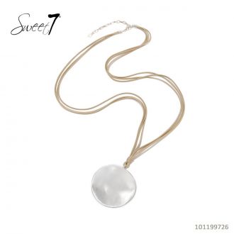 Sunny Mode GmbH - Junge Mode aus Paris | Kette Sweet7 | Artikel-Nr. 101199726 | Diese stilvolle Halskette von Sweet7 kombiniert ein mehrreihiges beigefarbenes Band mit einem großen, glänzenden runden Anhänger. Ihr minimalistisches Design macht sie zum perfekten Accessoire für moderne und elegante Outfits. | Kategorie: Schmuck / Ketten | Angebot: Damenbekleidung, Damen Accessoires, Große Größen, Young Fashion, Sofortprogramme | Adresse: Sunny Mode GmbH - Kölner Str. 1 - 65760 Eschborn - Tel: 06196 483138 - info@sunnymode.de
