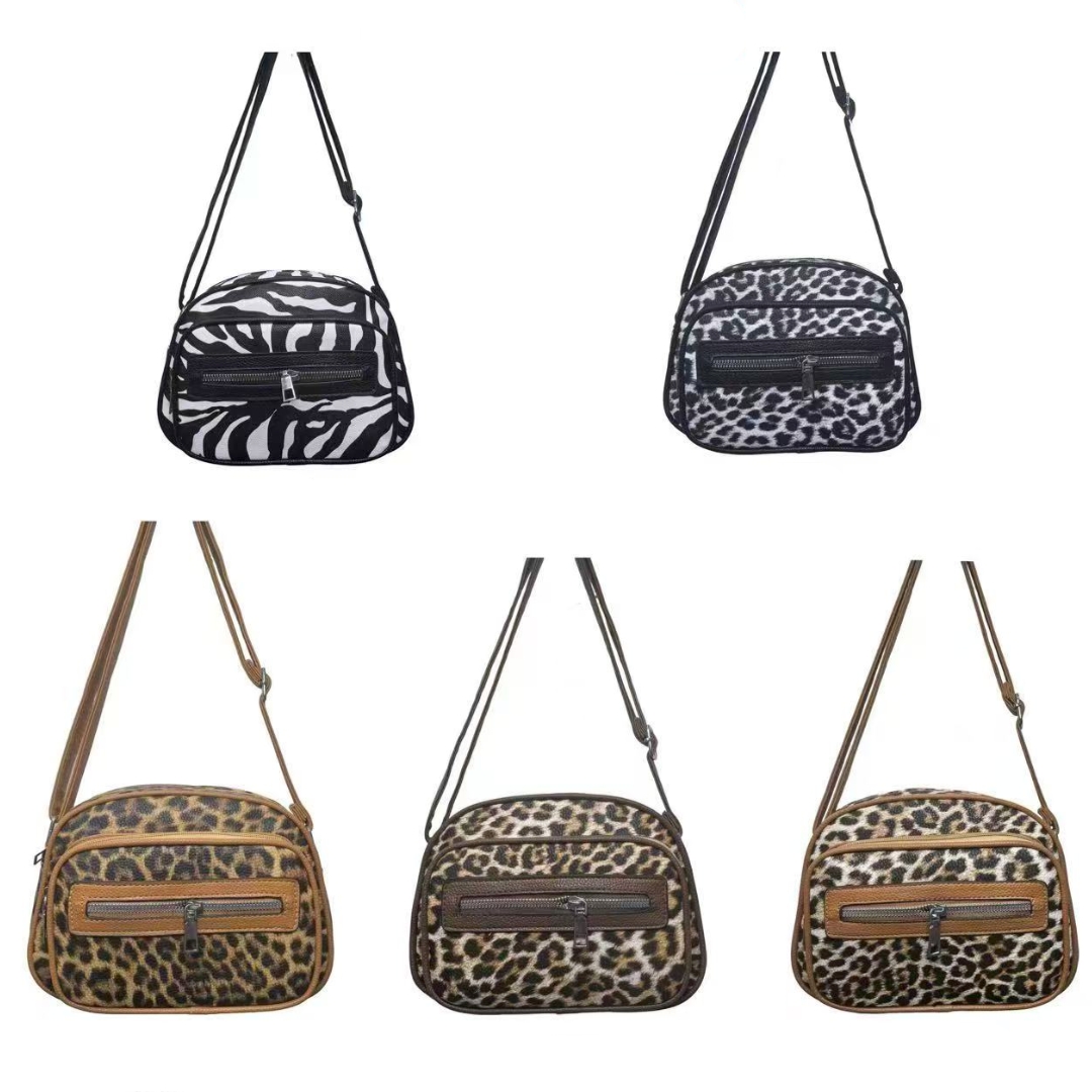 Skyflame GmbH - Damen u. Herrenaccessoires, Taschen, Lederwaren | Artikel-Nr. F3099 | Umhängetasche | Artikelnummer F3099 -ca. 24x17x9 cm -100% Kunstleder -mit Reißverschluss -Innen: 1x RV Rückfach -Vorne 2x RV Fächer -Auf der Rückseite 1x RV Fach -mit Schultergurt / verstellbar | Kategorie: Umhägetaschen:Damen/Herren | Angebot: Damen Accessoires, Herren Accessoires, Beach Wear, Große Größen, Kinder & Teens, Young Fashion, Landhausmode, Leather Wear, Sofortprogramme, Orderware | Adresse: Skyflame GmbH - Anton-Kux-Str.2 - 41460 Neuss - Tel: 021313168808 - info.skyflame@gmail.com