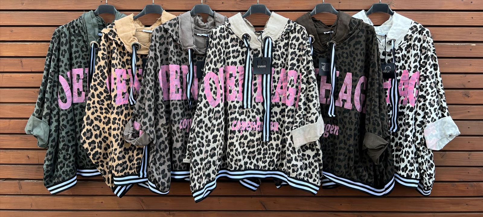 Hier geht's zum Shop von: Sarah GmbH - DOB aus Italien | Hoodie | Artikel-Nr. 530 | Adresse: Sarah GmbH - Otto-Hahn-Straße 1 - 63303 Dreieich - Tel: 061039603444 - sarah-aktuell@t-online.de | Angebot: Damenbekleidung, Damen Accessoires, Große Größen, Young Fashion, Sofortprogramme, Orderware