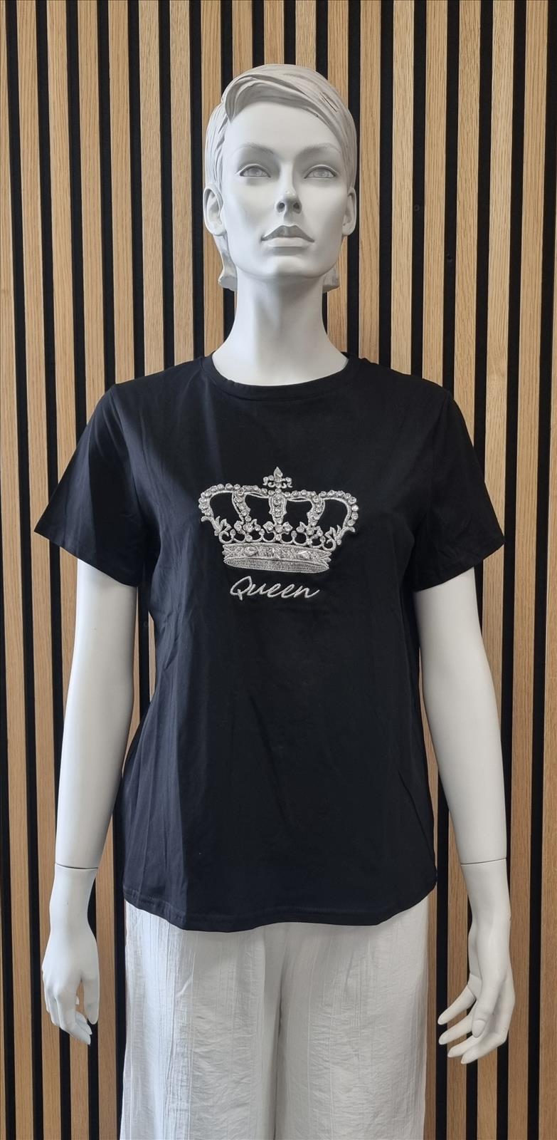 Hier geht's zum Shop von: Macco Moda GmbH Le Bonbon - DOB - Neuss | T-Shirt mit Stickerei und strass | Artikel-Nr. R2019 | T-Shirt | 95 % Baumwolle / 5 % ElasthanGrösse S AA 46 cm | Kategorie: T-Shirts | Adresse: Macco Moda GmbH - Le Bonbon - Anton-Kux-Str. 2 B201 - 41460 Neuss - Tel: +49 17680315577 - maccomoda@outlook.com | Angebot: Damenbekleidung, Damen Accessoires, Herren Accessoires, Große Größen, Young Fashion, Sofortprogramme, Orderware