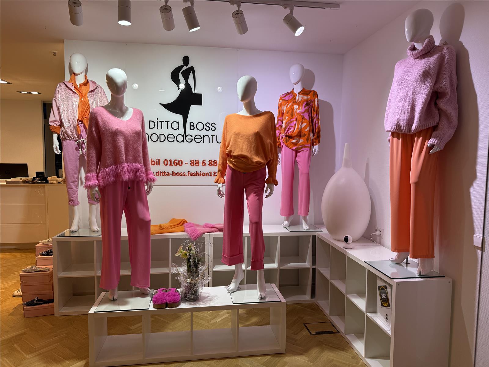 Hier geht's zum Shop von: Modeagentur Ditta Boss e. K. - Damenbekleidung | Adresse: Modeagentur Ditta Boss e. K. - Darmsheimer Str. 12-1 - 71069 Sindelfingen - Tel: 070318198844 - ditta.boss@gmail.com | Angebot: Damenbekleidung, Damen Accessoires, Schuhe, Große Größen, Young Fashion, Sofortprogramme, Orderware