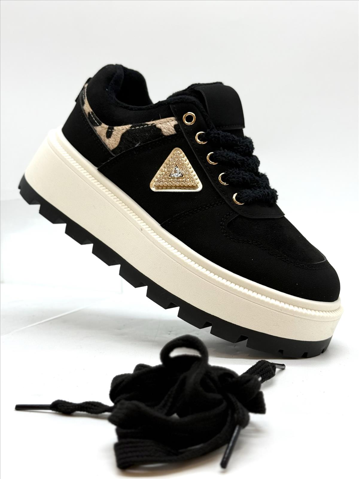 Ala Mode Fashion-DOB;Accessoires;Leather Wear; Young Fashion - Neuss | Kategorie: Schuhe / Sneakers (6 Paare) | Angebot: Sofortprogramme, Orderware | Adresse: Ala Mode Fashion - Breslauerstr. 8 Raum 113 - 41460 neuss - Tel: 021312091616 - ala-mode@web.de