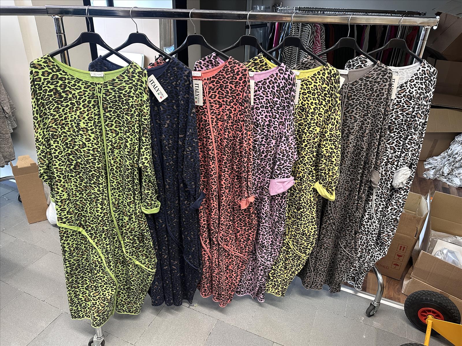 Hier geht's zum Shop von: NRB DI WEN CUNCAI - DOB;Beach Wear;Young Fashion - Prato | Kategorie: Frauenkleid | Adresse: NRB DI WEN - CUNCAI - VIA N COPERNICO 69/71 - 59015 PRATO - Tel: 3508650257 - wangmin391@outlook.com | Angebot: Damenbekleidung, Herrenbekleidung, Beach Wear, Young Fashion