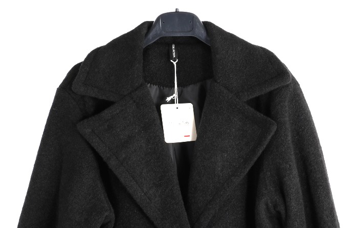 Hier geht's zum Shop von: olluni fashion GmbH - DOB-HAHA-Accessoires-Schuhe-Young-Fashion-Leder-Große Größen - Hamburg | Kategorie: Mantel | Adresse: olluni fashion GmbH - Modering 5, Haus D, 5 Etage - 22457 Hamburg - Tel: 040 55598886 - info@olluni.de | Angebot: Damenbekleidung, Damen Accessoires, Große Größen, Young Fashion, Leather Wear, Sofortprogramme, Orderware