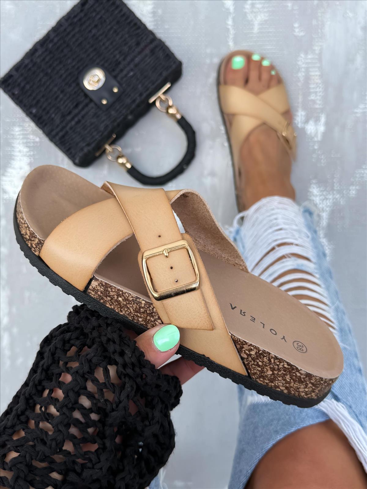 Hier geht's zum Shop von: efashion s.r.o. - DOB;Accesoires;Schuhe;Young Fashion - Medvedov | Kategorie: Women´s Shoes / Slippers | Adresse: efashion s.r.o. - Medvedov 248 - 93007 Medvedov - Tel: 00421915306623 - egrikolocsicsjudit@gmail.com | Angebot: Sofortprogramme, Orderware