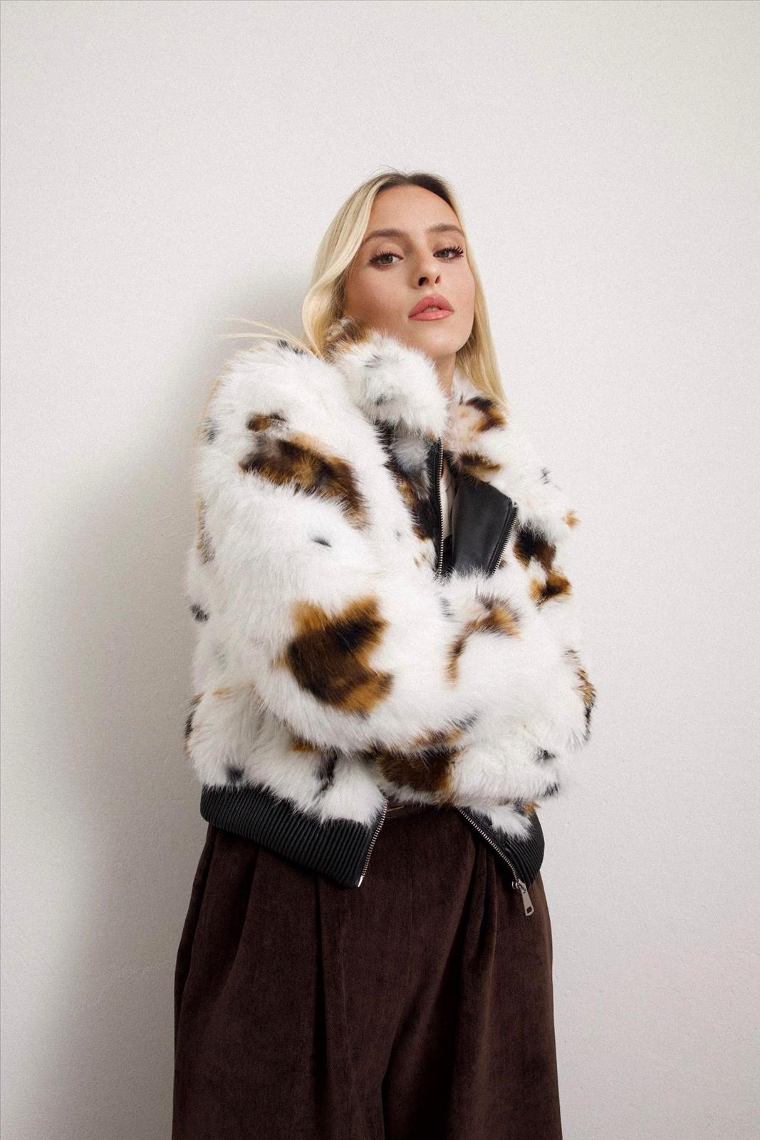 Ala Mode Fashion-DOB;Accessoires;Leather Wear; Young Fashion - Neuss | Kategorie: Mantel | Angebot: Sofortprogramme, Orderware | Adresse: Ala Mode Fashion - Breslauerstr. 8 Raum 113 - 41460 neuss - Tel: 021312091616 - ala-mode@web.de