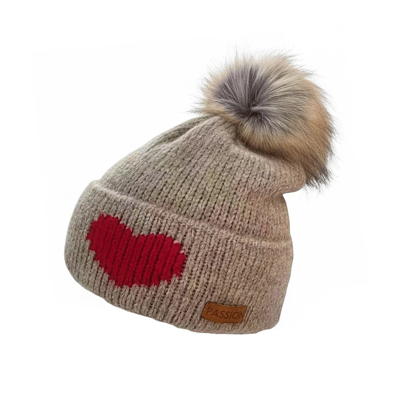 Fox by Ren GmbH - DOB; ACCessoires - Neuss | Mütze - Herz | Artikel-Nr. AT2502-07-03850600 | Trendige Mützen aus Polen - Einheitsgröße - hochwertige Verarbeitung aus 76% Acryl, 12% Polyamid & 12% Polyester - Pompon: 80% Polyacryl & 20% Polyester - Höchste Qualität nach europäischen Standards - Hergestellt in Polen | Kategorie: Kopfbedeckung / Mützen | Angebot: Sofortprogramme, Orderware | Adresse: Fox by Ren GmbH - Anton-Kux-Str. 2 - 41460 Neuss - Tel: 021313818241 - info@foxbyren.com