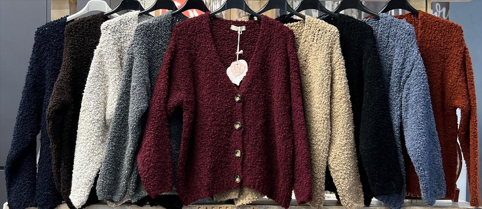 Hier geht's zum Shop von: Sarah GmbH - DOB aus Italien | Cardigan | Artikel-Nr. 980 | Adresse: Sarah GmbH - Otto-Hahn-Straße 1 - 63303 Dreieich - Tel: 061039603444 - sarah-aktuell@t-online.de | Angebot: Damenbekleidung, Damen Accessoires, Große Größen, Young Fashion, Sofortprogramme, Orderware
