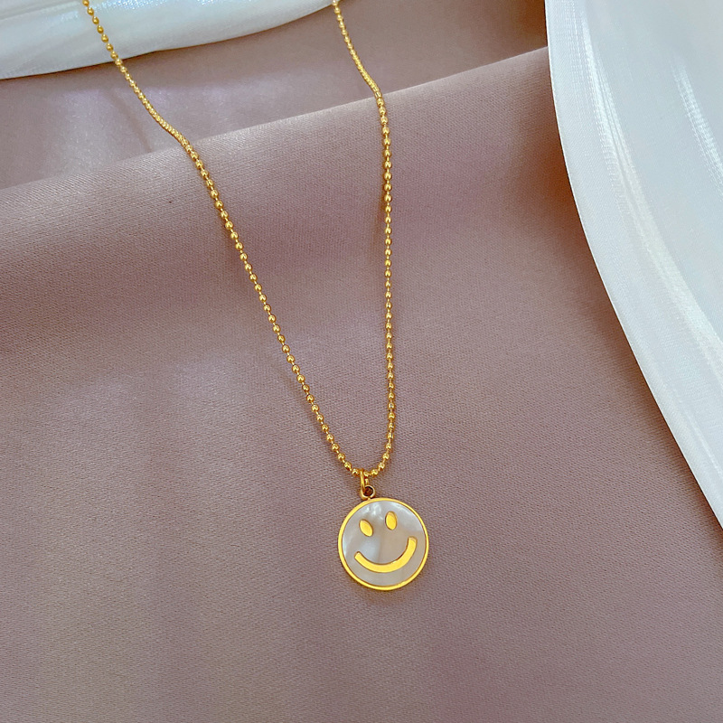 Cai Euromode GmbH - Accessoires;Kinder & Teens;Young Fashion - Hamburg | Edelstahl Halskette mit perlmutt smiley Anhänger | Edelstahlketten | ✨ HAUTVERTRÄGLICH: Unser Schmuck aus allergikerfreundlichen Materialien .✨ WASSERFEST: Du kannst unsere Halskette ohne Bedenken beim Duschen tragen, selbst zum Schwimmen im Meer oder Pool musst Du sie nicht ablegen.✨ INDIVIDUELL VERSTELLBAR: Unsere Happy Face Kette ist von 42 bis 47 Zentimeter größenverstellbar, somit garantieren wir Dir die perfekte Passform. Der runde Anhänger ist 13mm groß.✨ PREMIUM QUALITÄT: Hergestellt aus Edelstahl und sorgfältig verarbeitet garantieren unsere Ketten Langl | Kategorie: Edelstahlschmuck / ketten | Angebot: Sofortprogramme, Orderware | Adresse: Cai Euromode GmbH - Modering 5 Haus D Raum 352-2 - 22457 Hamburg - Tel: 04055204876 - xiangyuancai2018@gmail.com