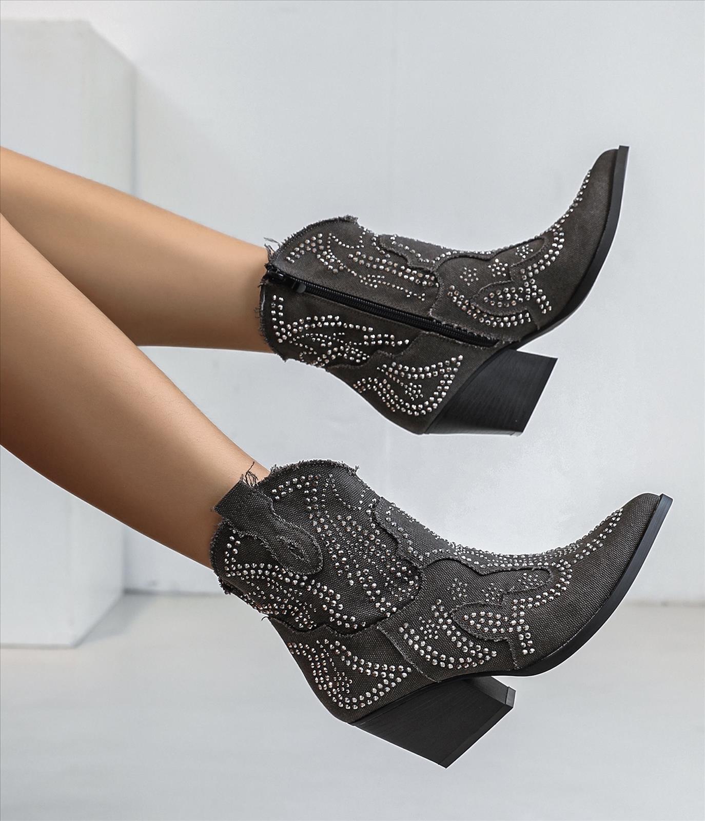 Hier geht's zum Shop von: E-Vitale Shoes - BIONDINI Großhandel Wholesale - hochwertige italienische Schuhe direkt ab Fabrik | Kategorie: Damenschuhe / Stiefeletten (LOT) | Adresse: E-VITALE SHOES - Raum 114 - Breslauer Str. 8 - 41460 Neuss - Tel: 02131/3868532 - service@evitale-shoes.eu | Angebot: Damenbekleidung, Damen Accessoires, Herren Accessoires, Schuhe, Young Fashion, Leather Wear, Sofortprogramme, Orderware