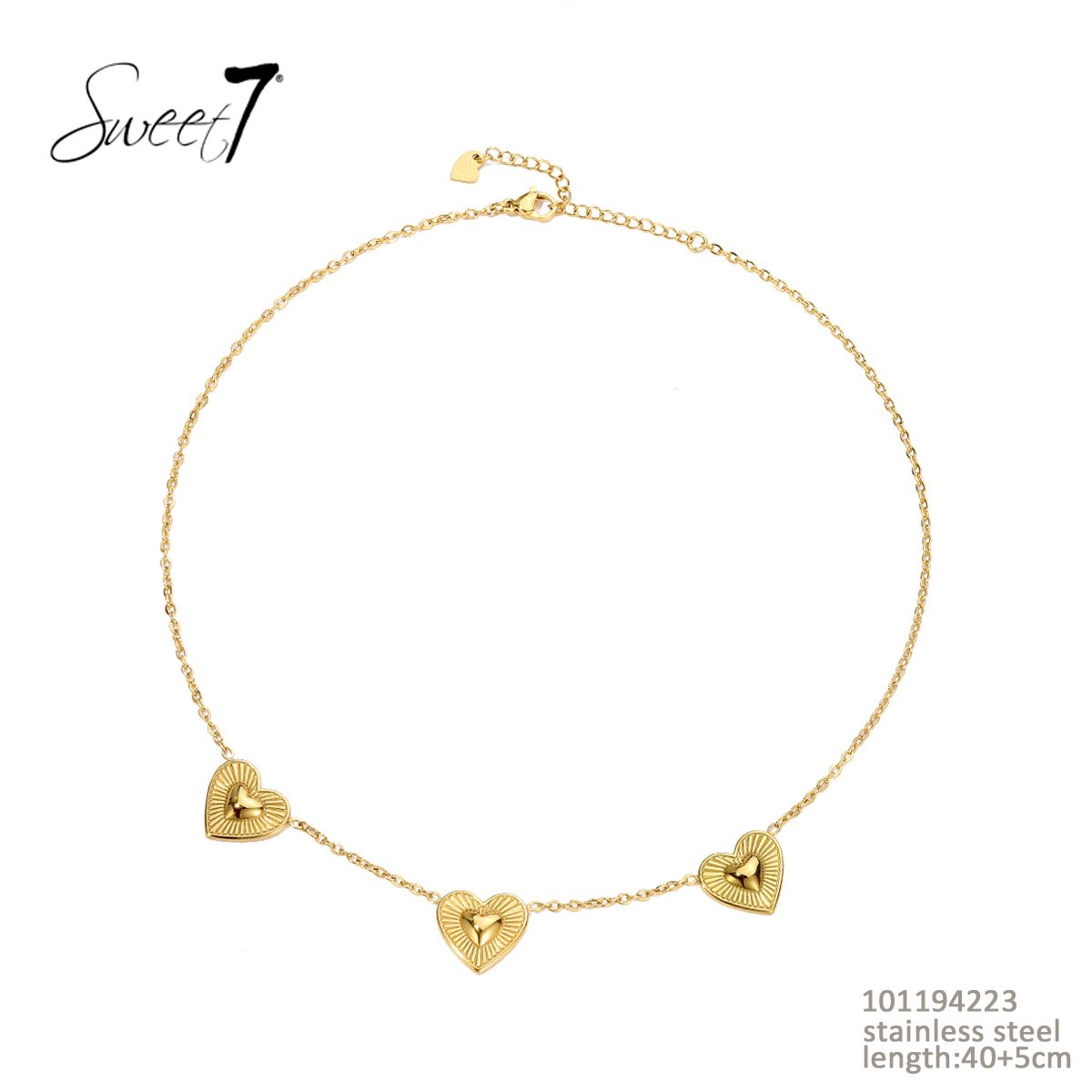 Hier geht's zum Shop von: Sunny Mode GmbH - Junge Mode aus Paris | Artikel-Nr. 101194223 | KETTE SWEET7 | Diese filigrane Halskette von Sweet7 ist aus goldfarbenem Edelstahl gefertigt und mit drei kleinen Herzanhängern verziert, die jeweils ein ausgestanztes Sternmotiv in der Mitte zeigen. Mit einer Länge von 40 + 5 cm strahlt sie romantische Eleganz aus und eignet sich perfekt für feminine Alltags- oder Anlass-Looks. | Kategorie: Schmuck / Ketten | Adresse: Sunny Mode GmbH - Kölner Str. 1 - 65760 Eschborn - Tel: 06196 483138 - info@sunnymode.de | Angebot: Damenbekleidung, Damen Accessoires, Große Größen, Young Fashion, Sofortprogramme