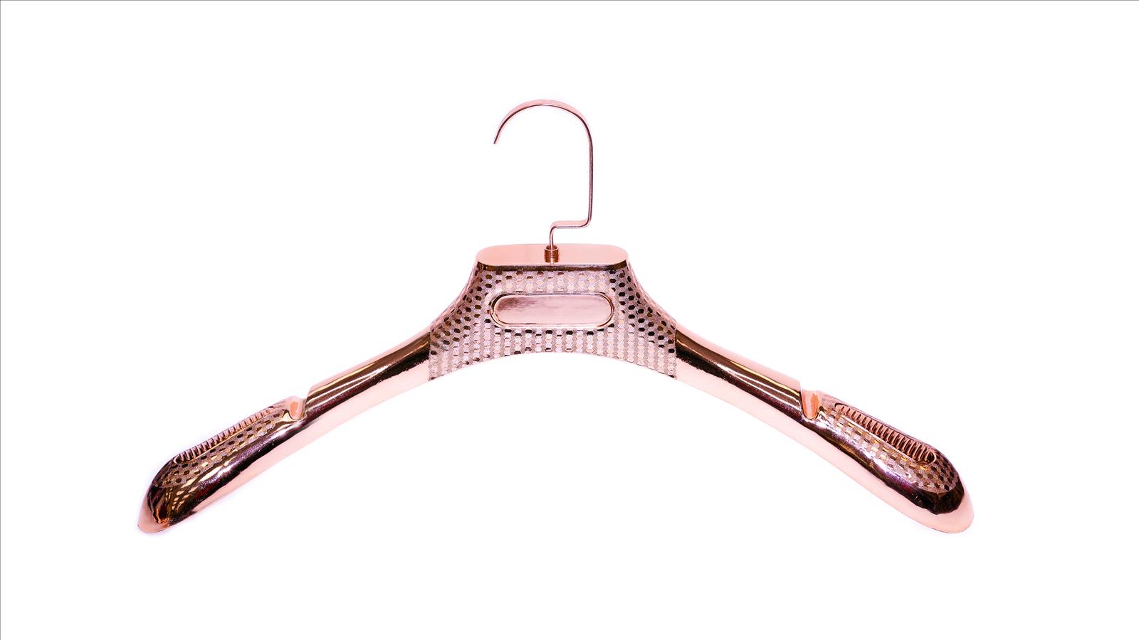 Skytrading KG - Abendkleider, Ballkleider | Artikel-Nr. Rose Gold Classic Hangers L | KLEIDERBÜGEL - CLOTHES HANGERS | Lot – 50 Stück/Piece Breite/Board 44cm Materialzusammensetzung: Kunstoff Material composition: Plastic Haken ist zum Zusammensetzen Hook must be assembled | Kategorie: KLEIDERBÜGEL - CLOTHES HANGERS / Size L | Angebot: Damenbekleidung, Damen Accessoires, Schuhe, Dessous, Große Größen, Young Fashion, Leather Wear | Adresse: Skytrading KG - Quellenstrasse 4/1/7 - 1100 Wien - Tel: 004369918008070 - office@skyfashion.net