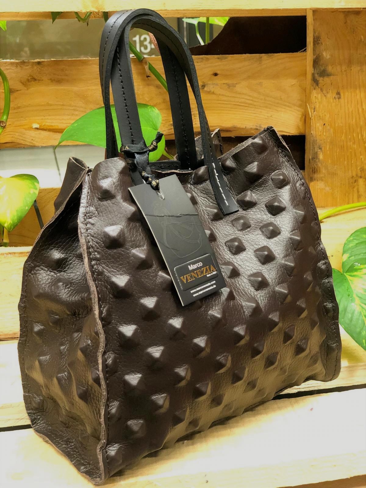 Hier geht's zum Shop von: Heinen - Marco Venezia Taschen - Warenhandelsgesellschaft mbH | Artikel-Nr. TIZIANA (Mini) | L-Handtasche | Kategorie: Damentaschen / Handtasche | Adresse: Heinen Warenhandels GmbH - Anton-Kux-Str. 2 - 41460 Neuss - Tel: 02131-3134985 - info@marcovenezia.de | Angebot: Damen Accessoires, Herren Accessoires, Leather Wear, Sofortprogramme, Orderware