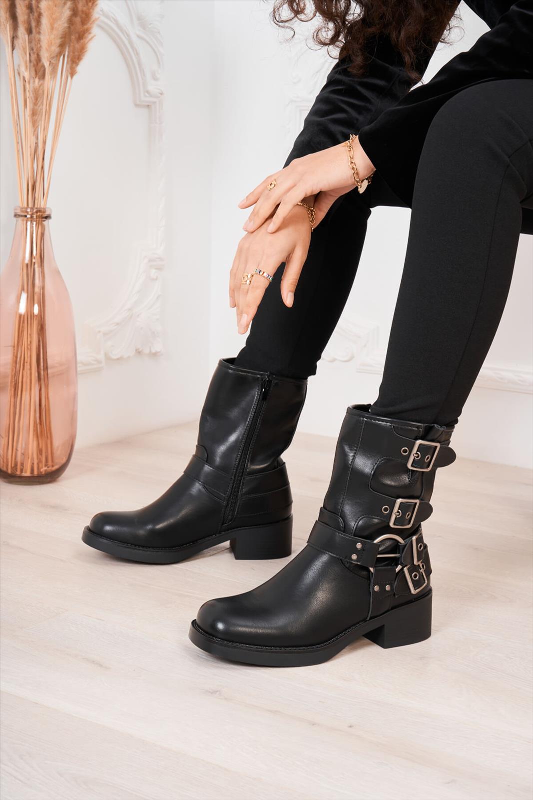 Hier geht's zum Shop von: Ala Mode Fashion-DOB;Accessoires;Leather Wear; Young Fashion - Neuss | Kategorie: Schuhe / Stiefeletten (Lot) | Adresse: Ala Mode Fashion - Breslauerstr. 8 Raum 113 - 41460 neuss - Tel: 021312091616 - ala-mode@web.de | Angebot: Sofortprogramme, Orderware